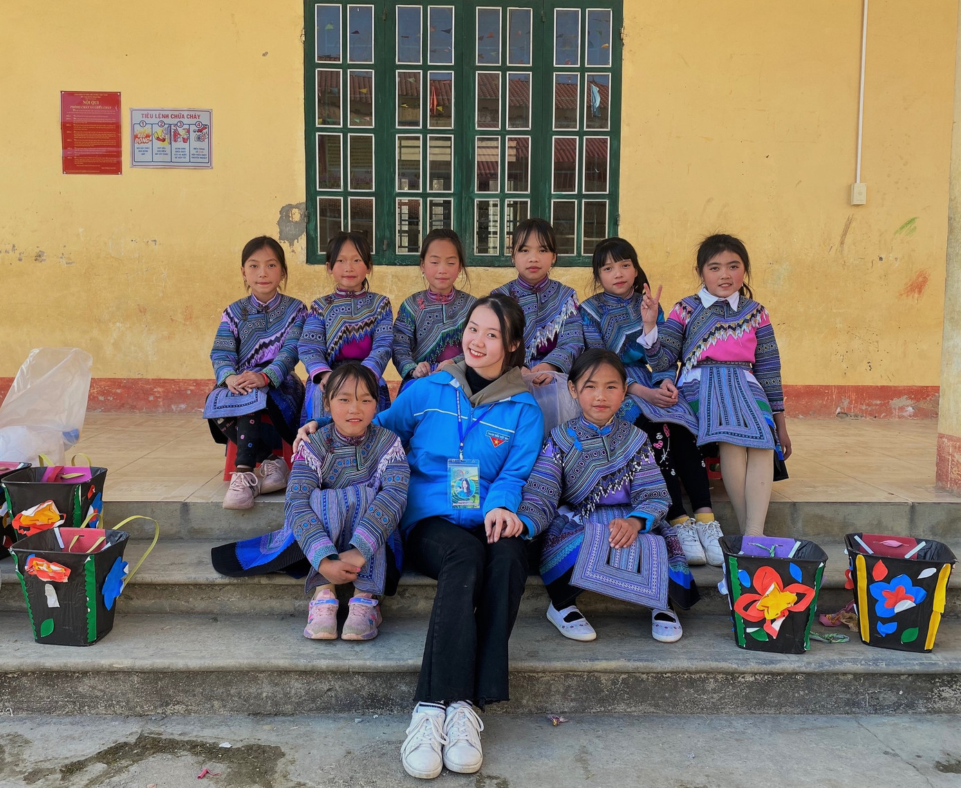 Kim Ngân tham gia công tác thiện nguyện. Kim Ngân tham gia công tác thiện nguyện.