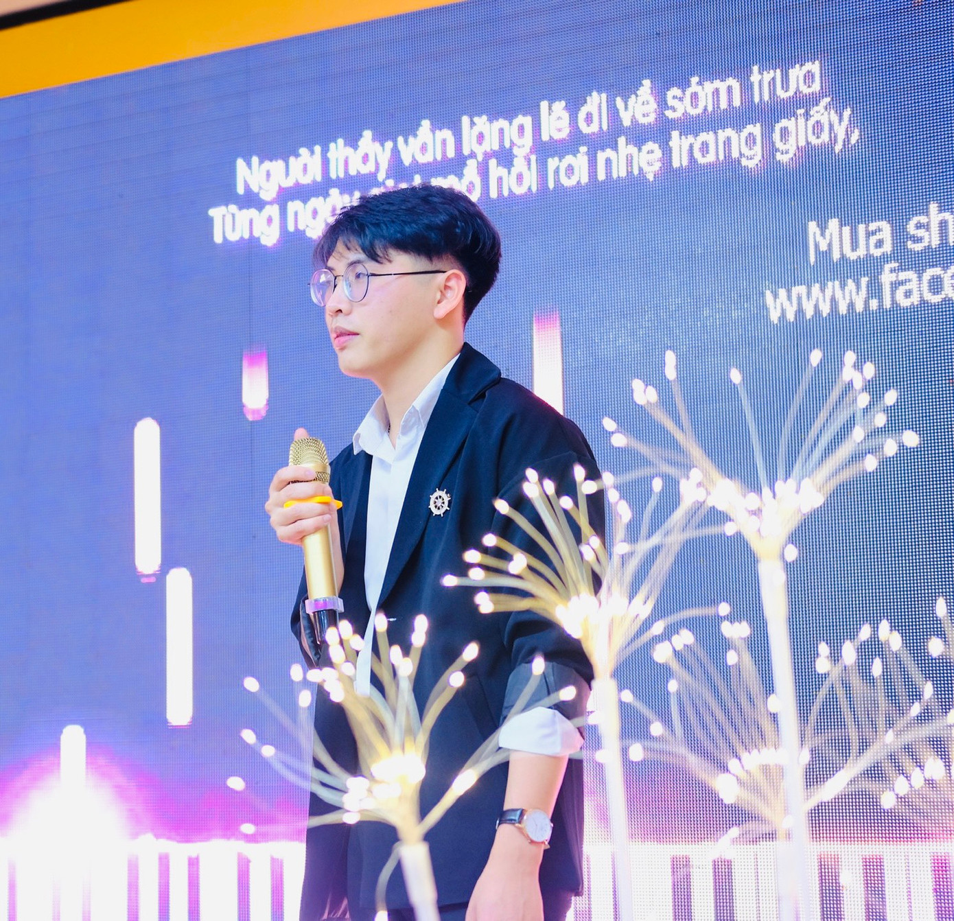 Đại học là môi trường mới với những chân trời mới mở ra. Đại học là môi trường mới với những chân trời mới mở ra.