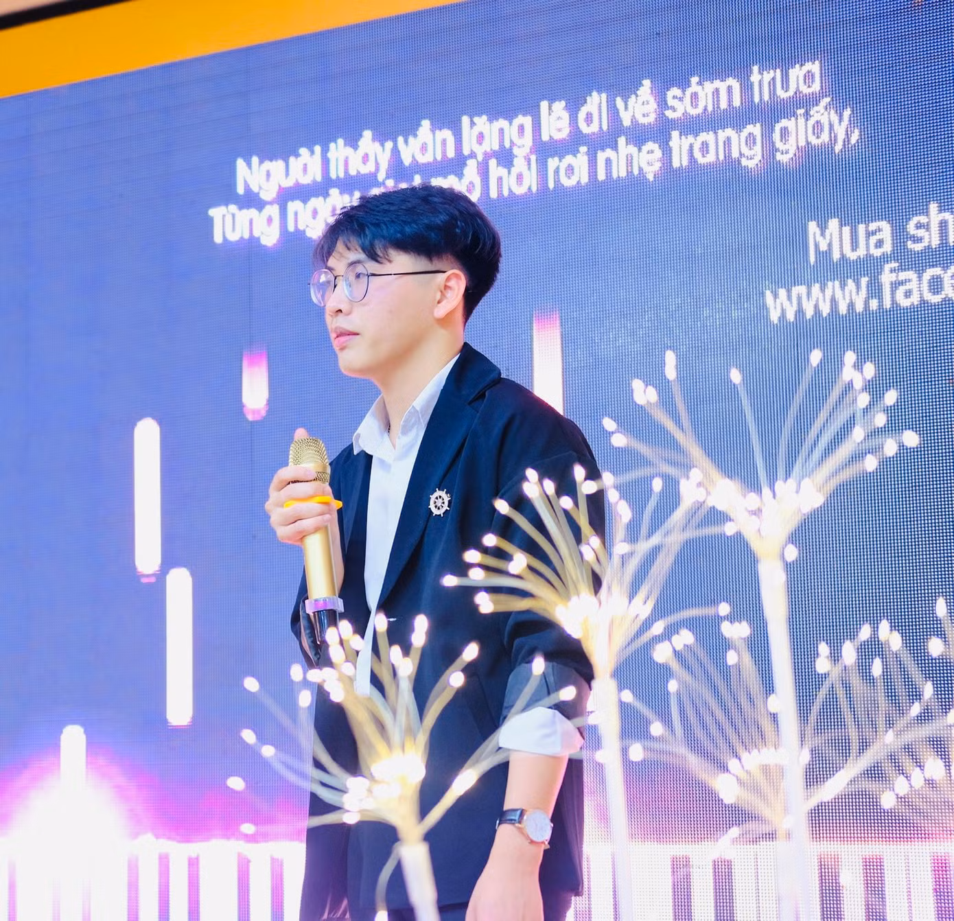 Đại học là môi trường mới với những chân trời mới mở ra. Đại học là môi trường mới với những chân trời mới mở ra.