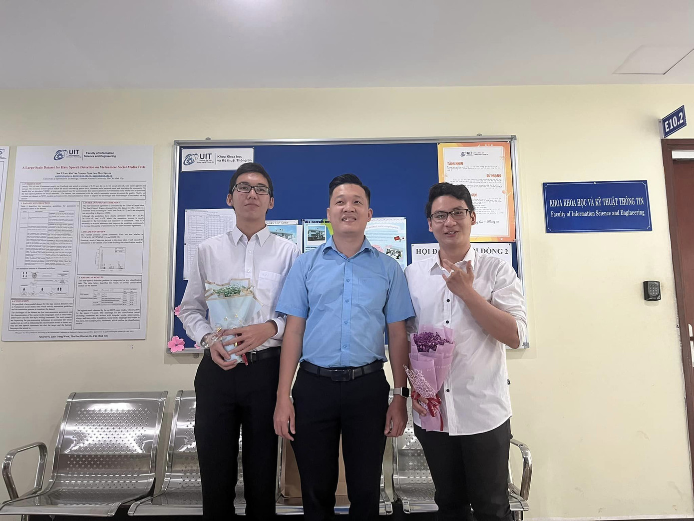 (Từ trái sang phải) Võ Trần Đông Dương, thầy Nguyễn Văn Kiệt và bạn cộng sự Nguyễn Hiếu Nghĩa sau khi bảo vệ khóa luận tốt nghiệp.