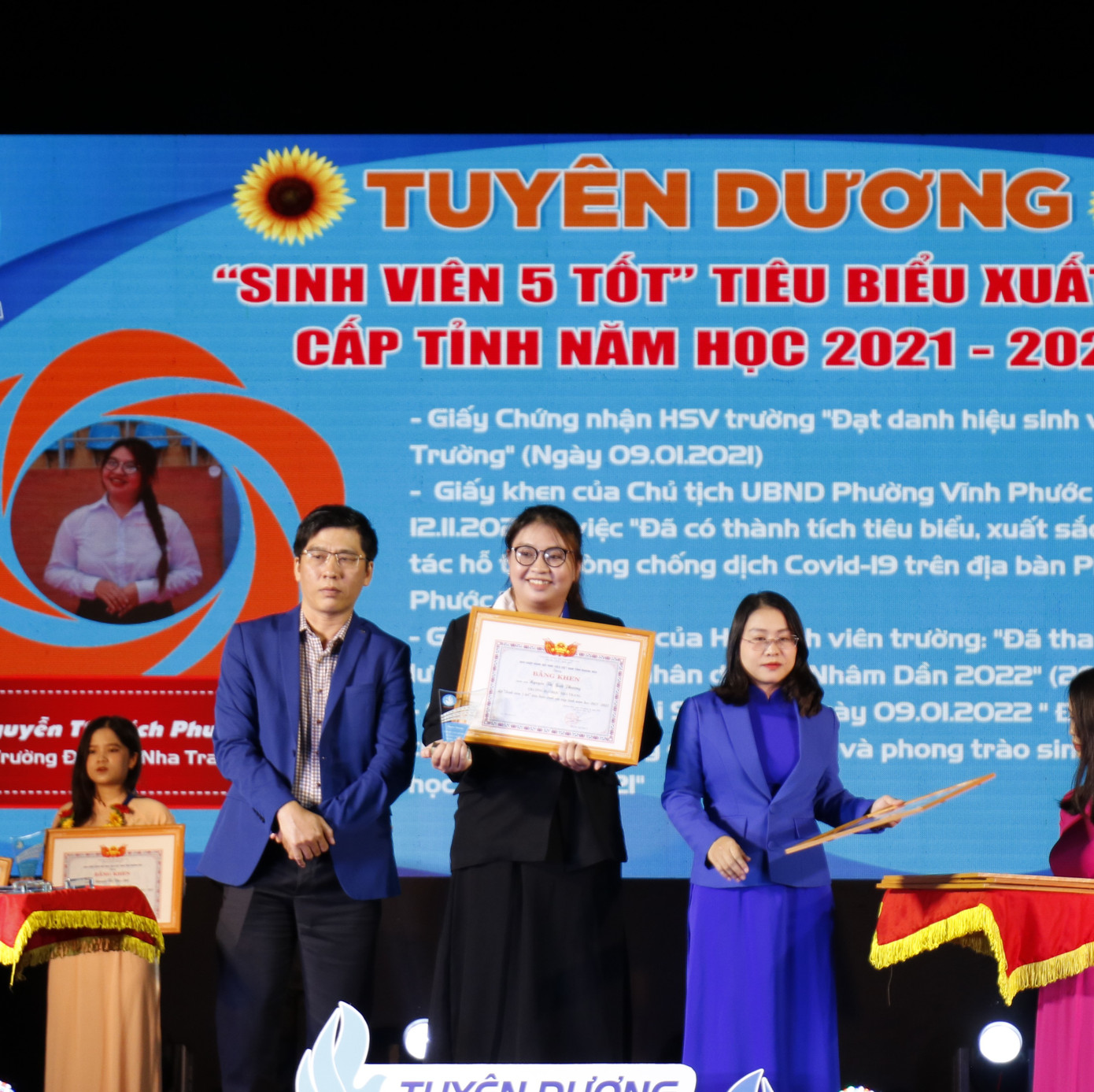 Bích Phượng được tuyên dương Sinh viên 5 tốt tiêu biểu xuất sắc cấp tỉnh Khánh Hòa. Bích Phượng được tuyên dương Sinh viên 5 tốt tiêu biểu xuất sắc cấp tỉnh Khánh Hòa.