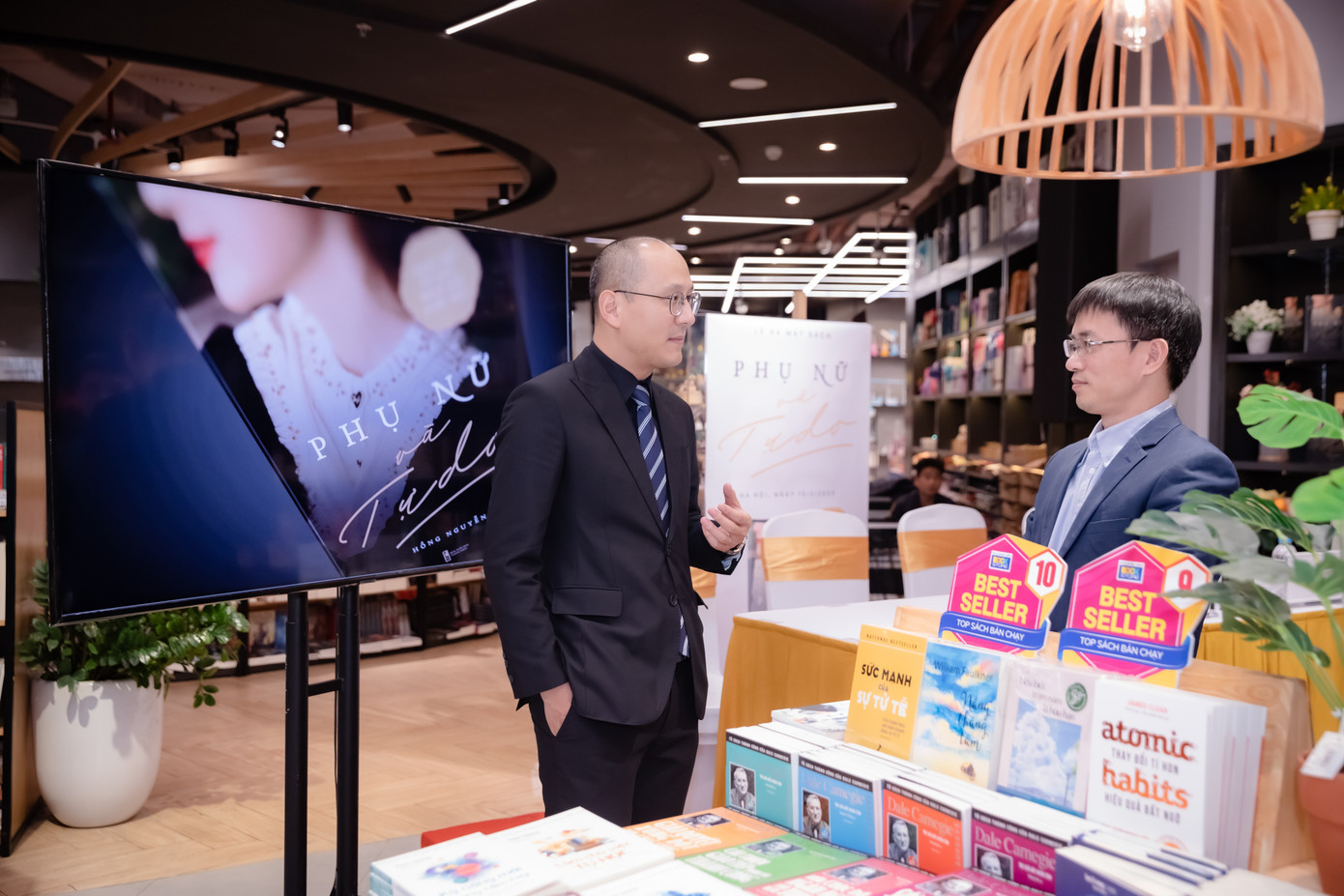 Nhà báo Phan Đăng và nhà báo Nguyễn Tuấn Anh trao đổi trước chương trình ra mắt sách "Phụ nữ và Tự do". Nhà báo Phan Đăng và nhà báo Nguyễn Tuấn Anh trao đổi trước chương trình ra mắt sách "Phụ nữ và Tự do".