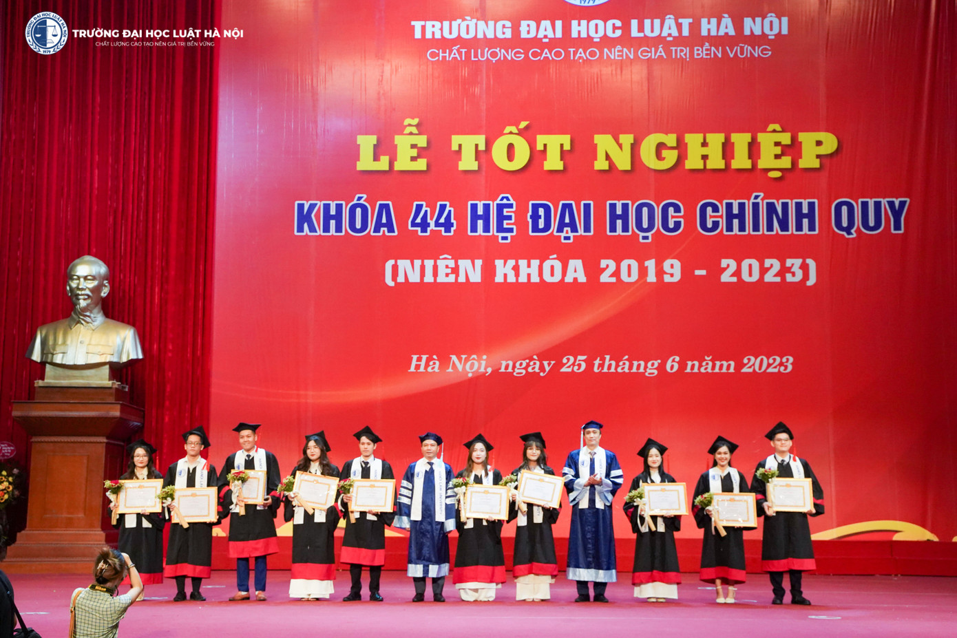 10 Đảng viên là sinh viên tiêu biểu hoàn thành tốt công tác nhiệm vụ năm 2023 (Tiến Đạt thứ hai từ trái sang).
