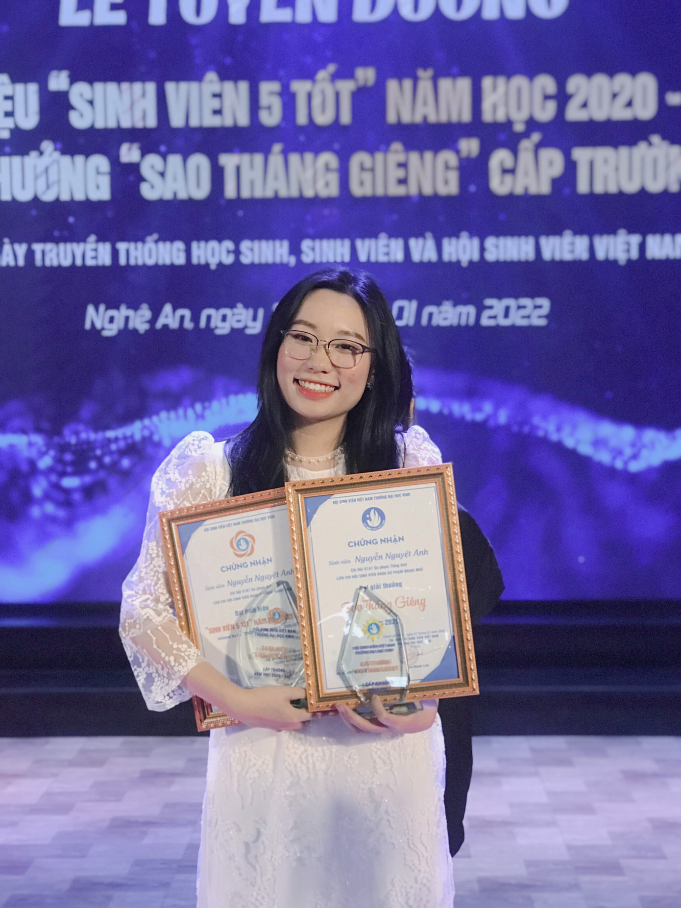 Nguyệt Anh nhận Giải thưởng Sao Tháng Giêng, Sinh viên 5 tốt cấp trường.