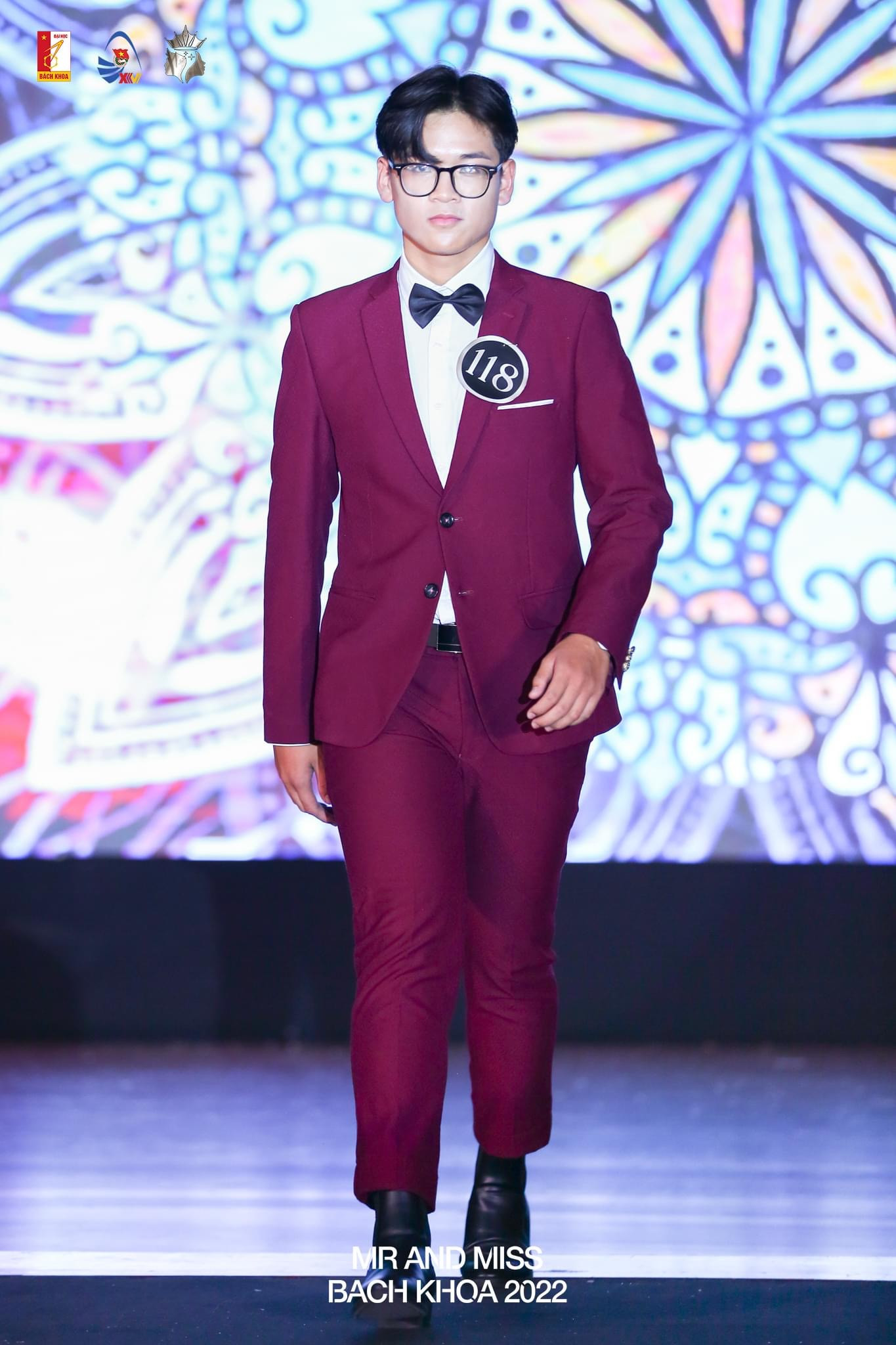 Phần thi trang phục dạ hội. Phần thi trang phục dạ hội.