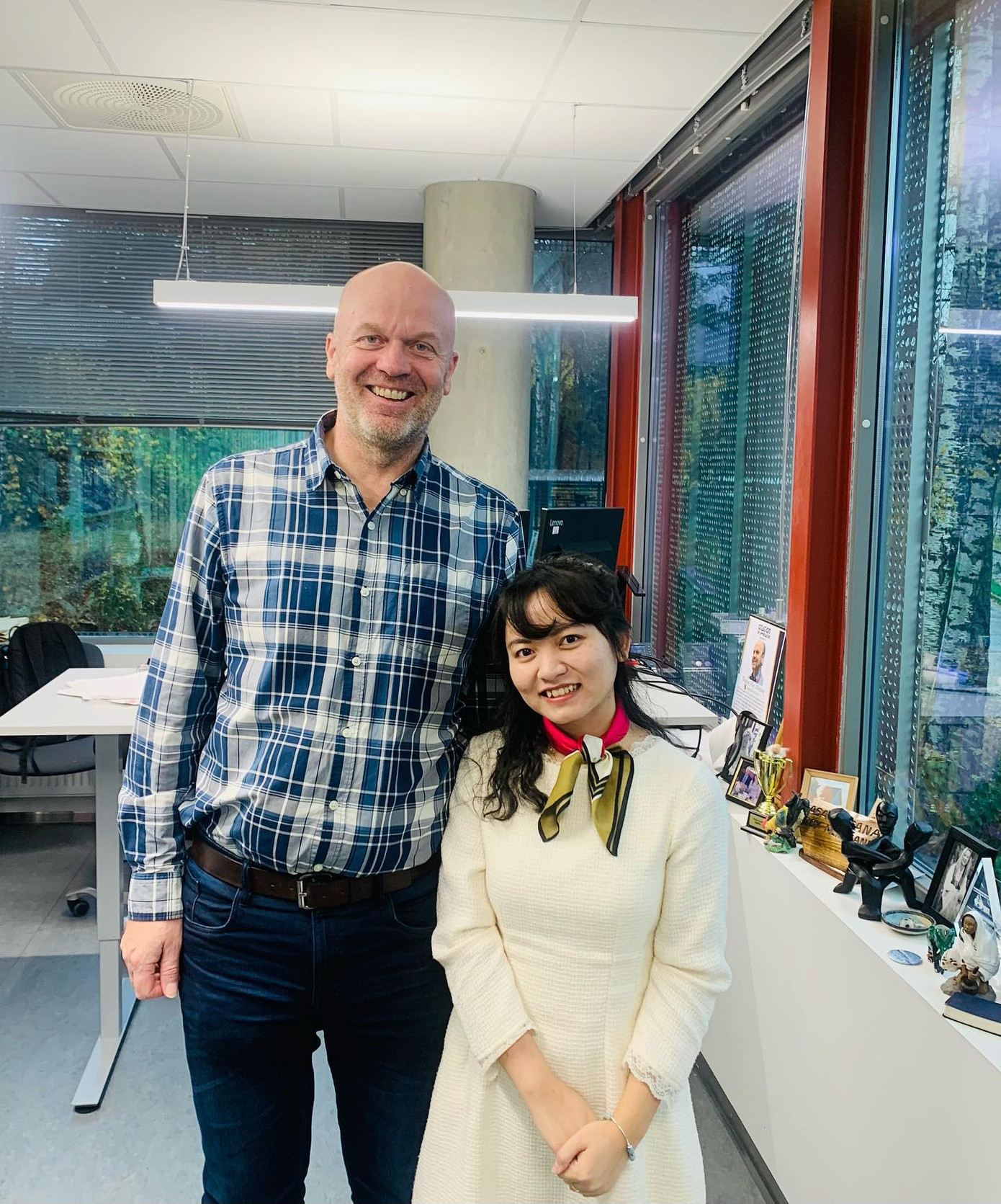 Ngọc Lan và giảng viên hướng dẫn tại Đại học Agder, Na Uy.