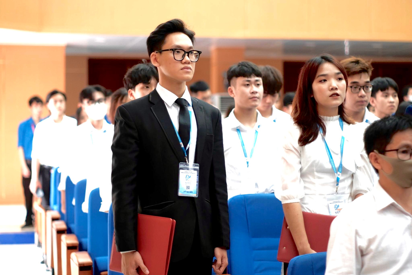 Hiển (bên trái) tại Đại hội Đại biểu HSV Việt Nam trường ĐH Công nghệ Giao thông vận tải lần thứ VIII.