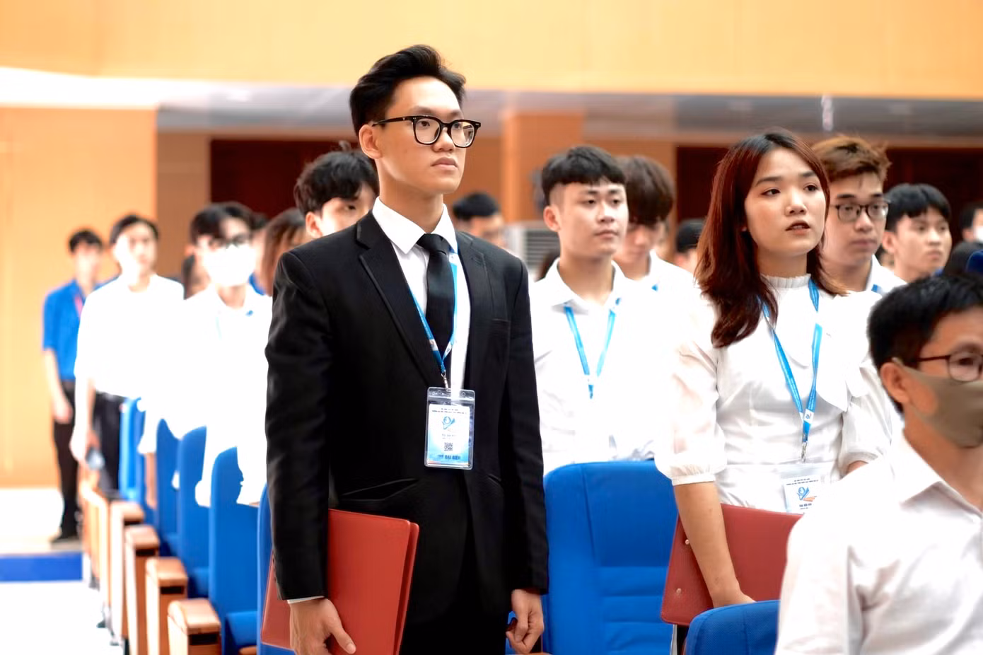 Hiển (bên trái) tại Đại hội Đại biểu HSV Việt Nam trường ĐH Công nghệ Giao thông vận tải lần thứ VIII. Hiển (bên trái) tại Đại hội Đại biểu HSV Việt Nam trường ĐH Công nghệ Giao thông vận tải lần thứ VIII.