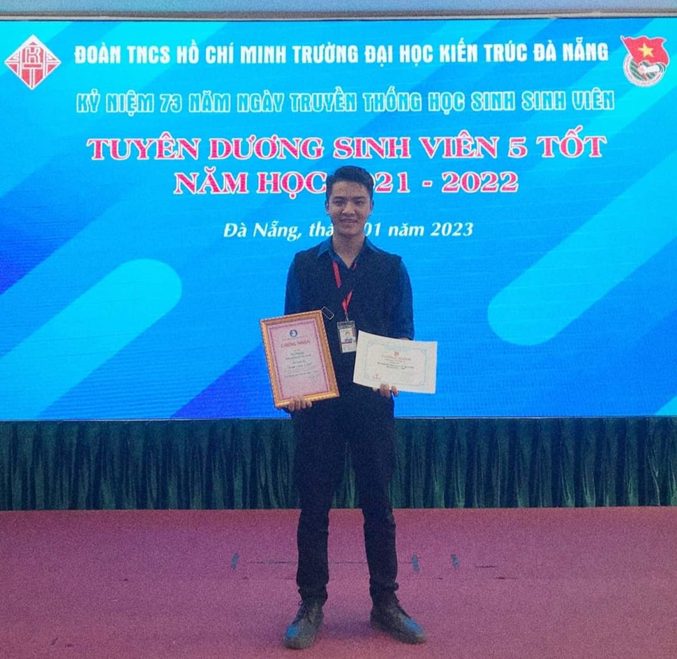 Lít được trao tặng giấy chứng nhận Sinh viên 5 tốt cấp trường năm học 2021-2022.