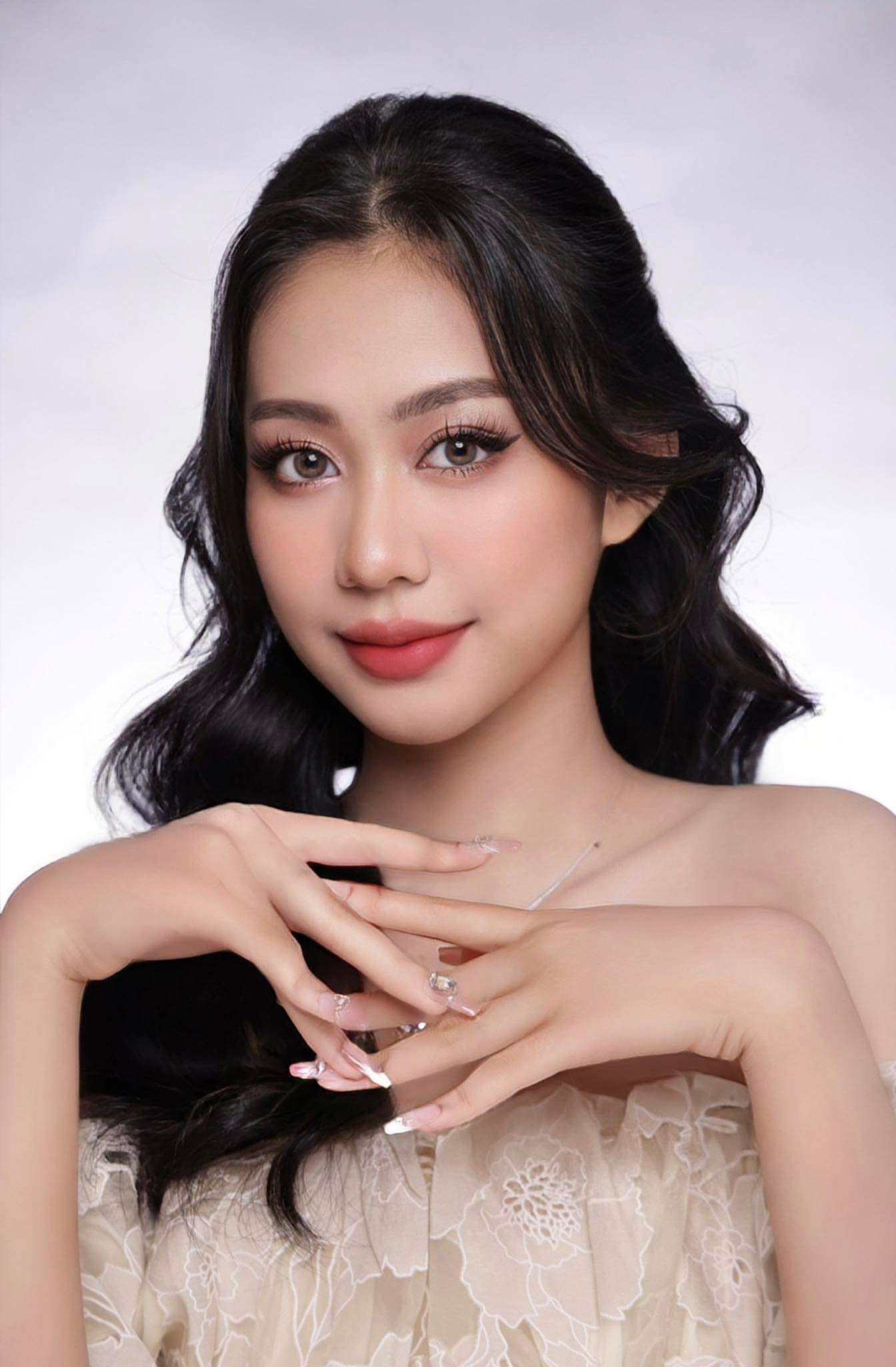 “Mình tự hào là người Ê Đê và muốn lan tỏa những giá trị văn hóa tốt đẹp của dân tộc mình đến với mọi người” - H’ Uyên Niê bộc bạch. “Mình tự hào là người Ê Đê và muốn lan tỏa những giá trị văn hóa tốt đẹp của dân tộc mình đến với mọi người” - H’ Uyên Niê bộc bạch.