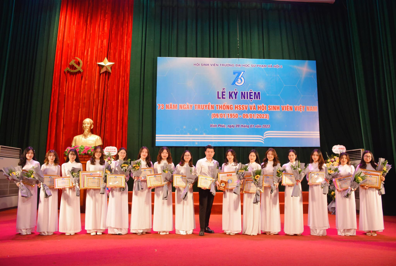 Minh Ngọc (Thứ 4 từ trái sang) và các bạn sinh viên khoa Giáo dục Tiểu học đạt danh hiệu Sinh viên 5 Tốt cấp Trường. Minh Ngọc (Thứ 4 từ trái sang) và các bạn sinh viên khoa Giáo dục Tiểu học đạt danh hiệu Sinh viên 5 Tốt cấp Trường.