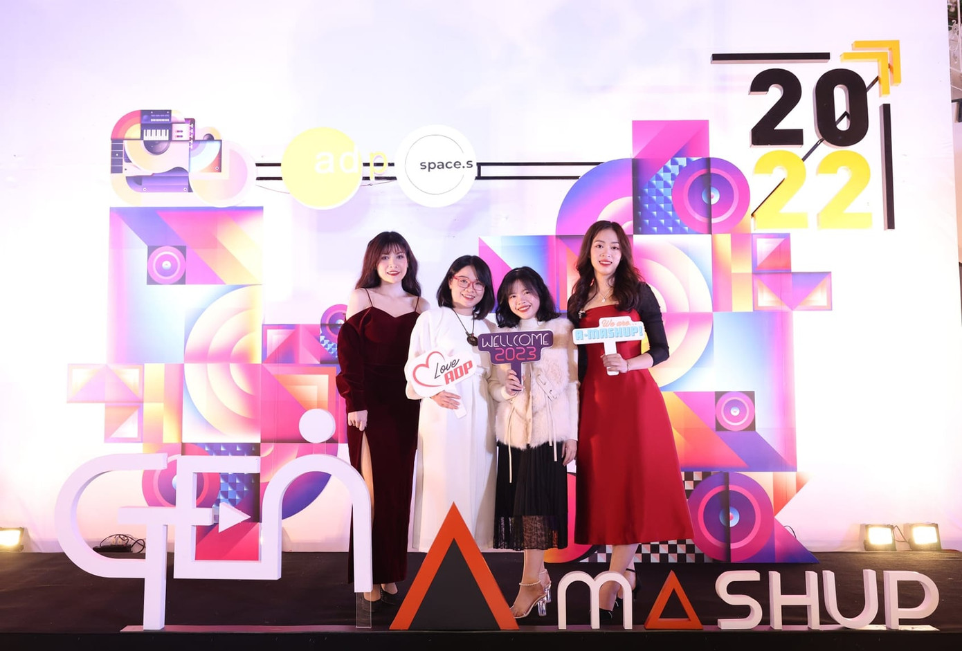 Thu Hằng cùng các nhân sự ở công ty cũ.