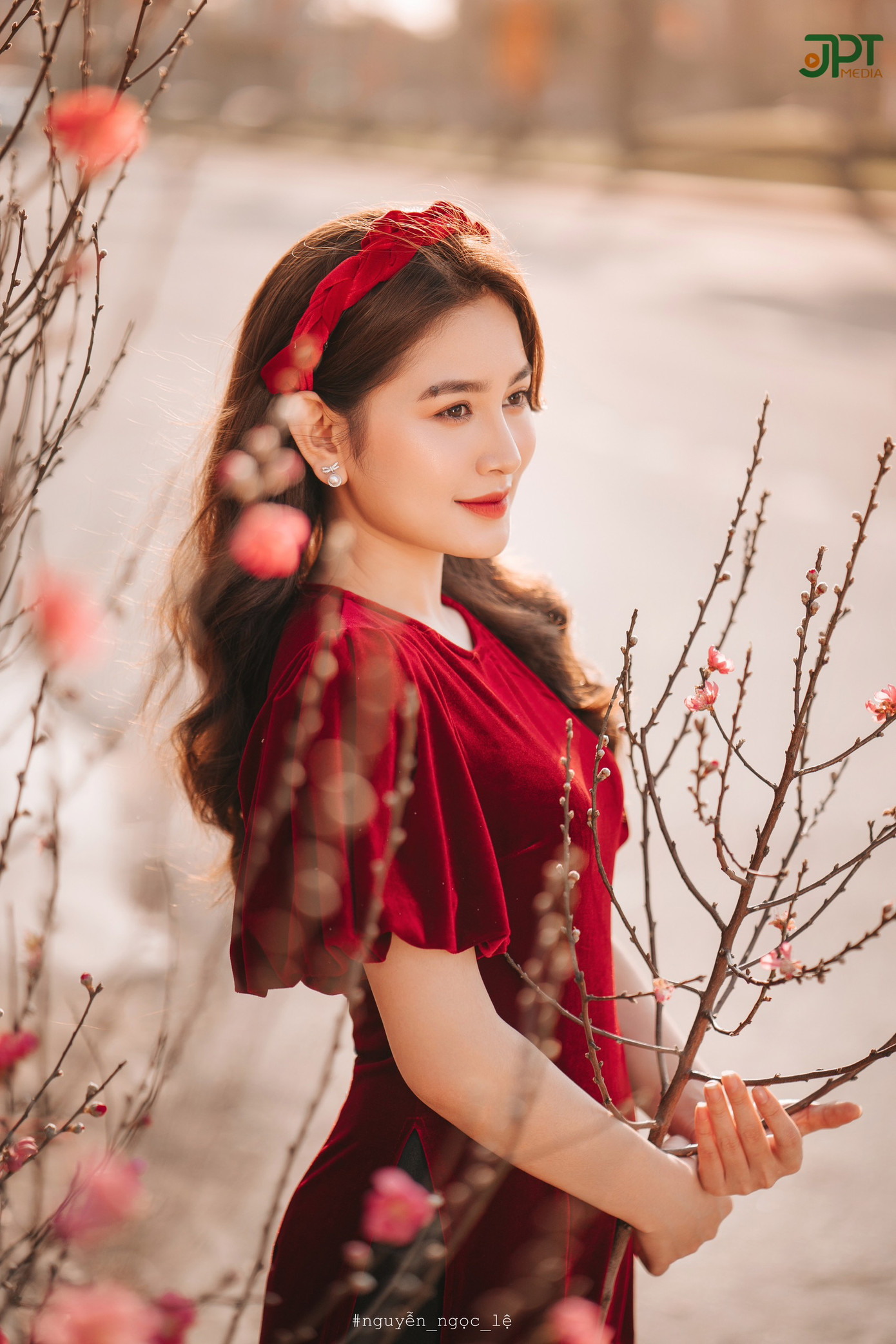 Ngoài đam mê trở thành một cô ca sĩ, Hoài còn thử sức với công việc bán hàng.