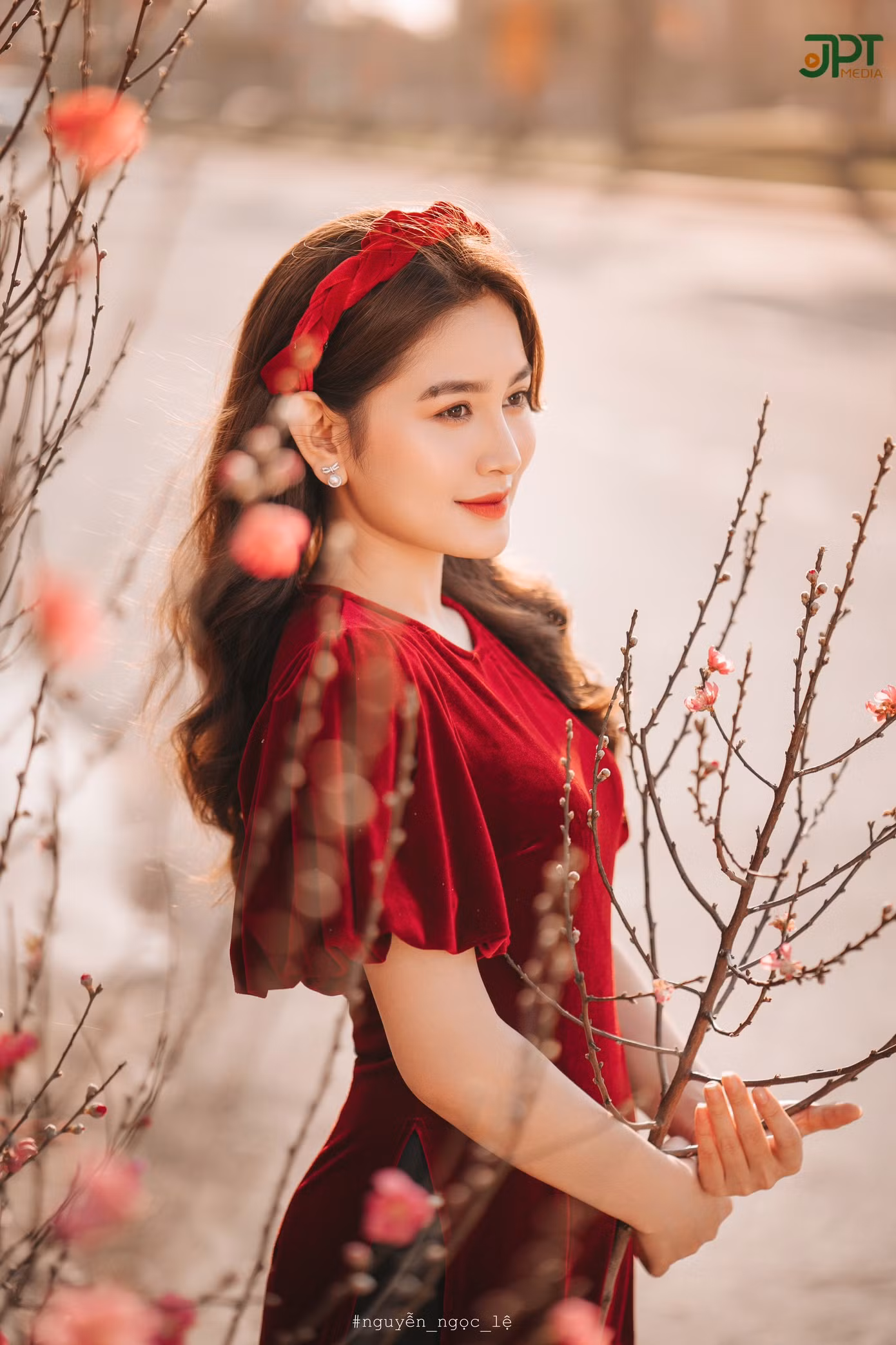 Ngoài đam mê trở thành một cô ca sĩ, Hoài còn thử sức với công việc bán hàng. Ngoài đam mê trở thành một cô ca sĩ, Hoài còn thử sức với công việc bán hàng.