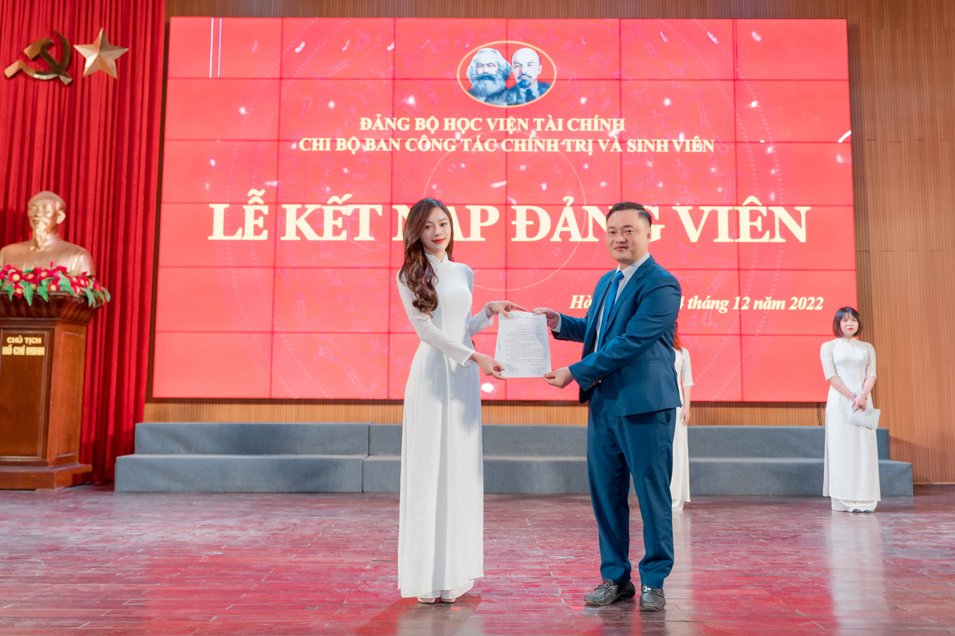 Nguyễn Bình nhận quyết định trong buổi lễ Kết nạp Đảng. Nguyễn Bình nhận quyết định trong buổi lễ Kết nạp Đảng.