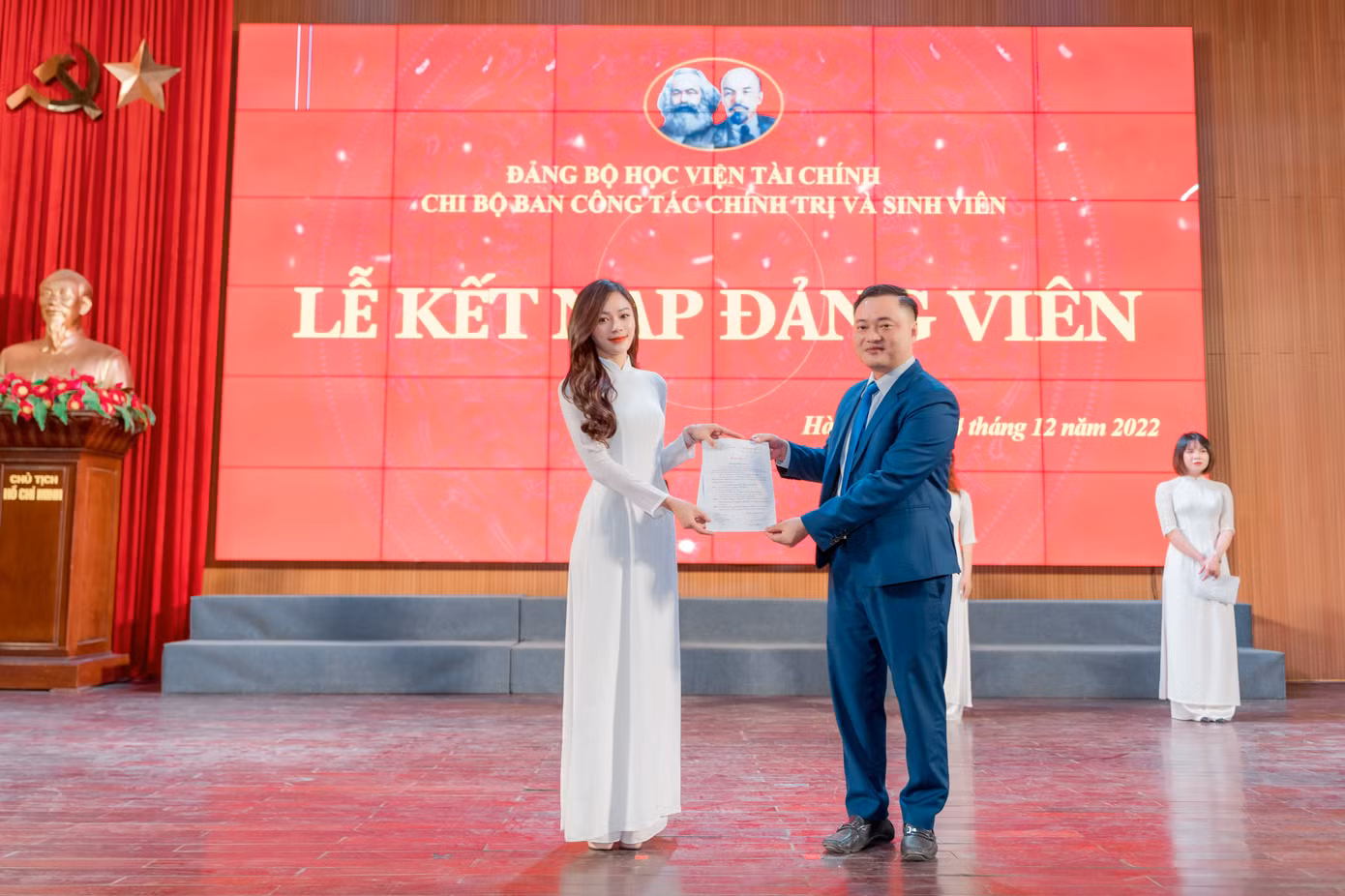 Nguyễn Bình nhận quyết định trong buổi lễ Kết nạp Đảng. Nguyễn Bình nhận quyết định trong buổi lễ Kết nạp Đảng.