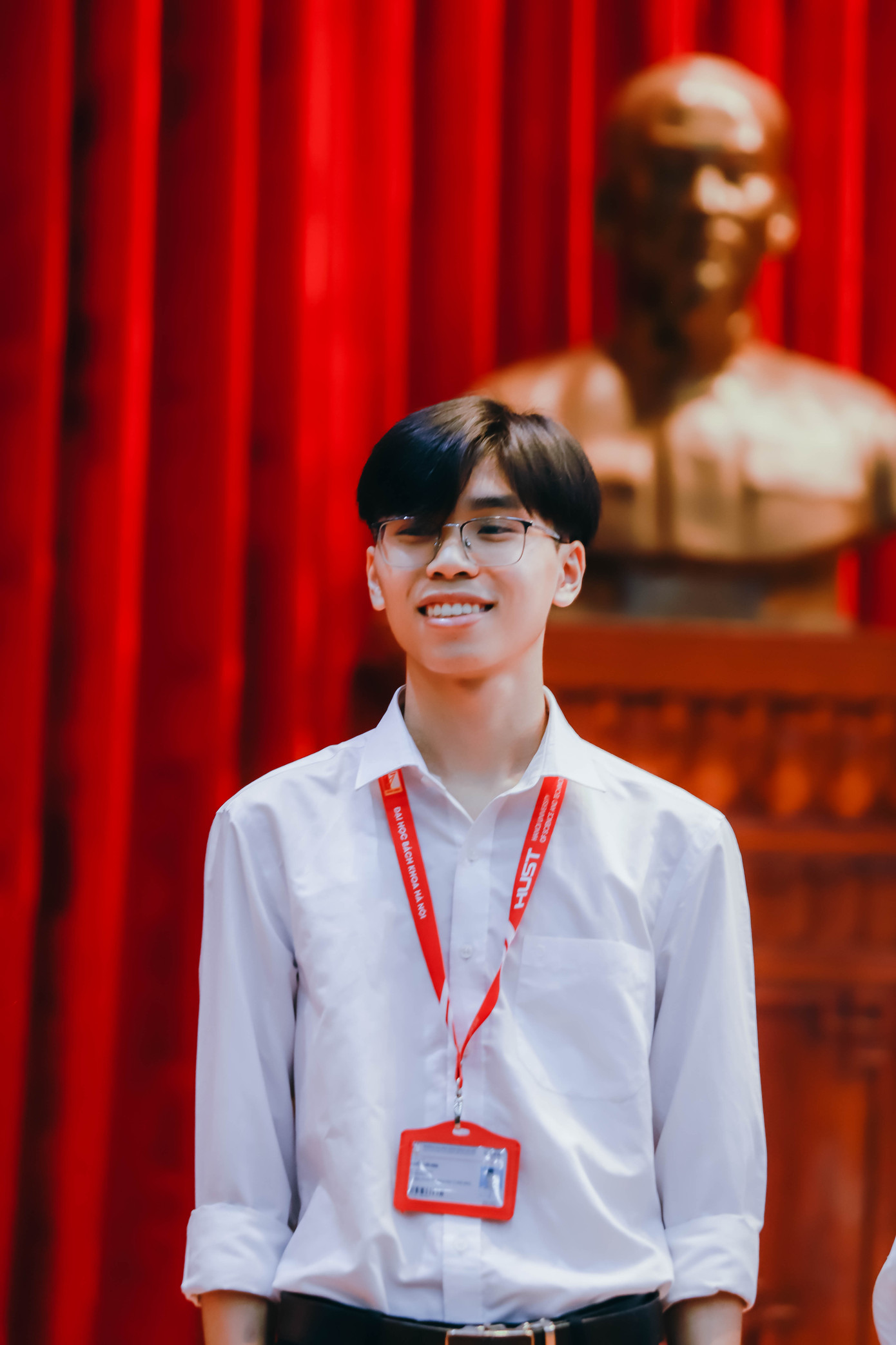 Nguyễn Tuấn Hùng (sinh năm 2002) là sinh viên trường Điện - Điện tử, Đại học Bách khoa Hà Nội. Nguyễn Tuấn Hùng (sinh năm 2002) là sinh viên trường Điện - Điện tử, Đại học Bách khoa Hà Nội.