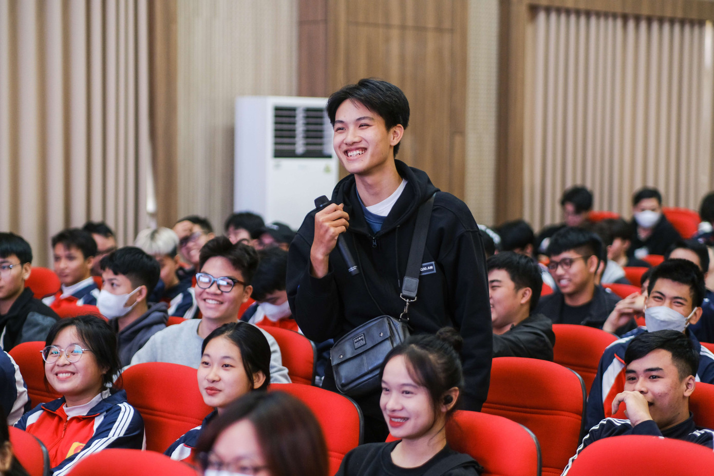 Sinh viên hào hứng chia sẻ những dự định, ước mơ. Sinh viên hào hứng chia sẻ những dự định, ước mơ.