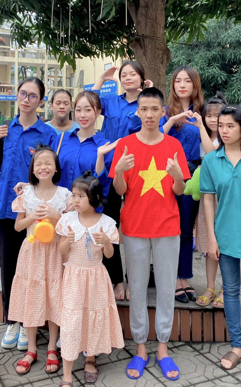 Nữ sinh tích cực tham gia các hoạt động thiện nguyện. Nữ sinh tích cực tham gia các hoạt động thiện nguyện.