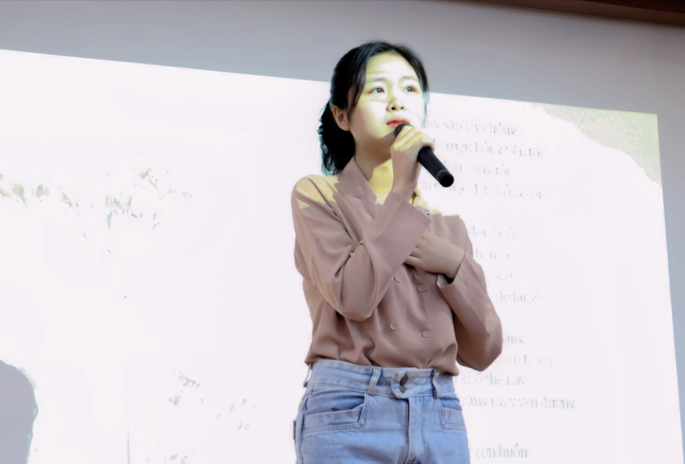 Tham gia cuộc thi dịch thơ “Transcreation Contest 2023: Rhyme of Spring” tại Trường Đai học Hà Nội hồi tháng 4/2023.