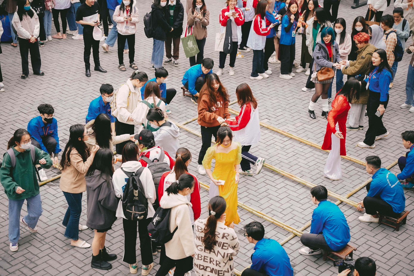 Các bạn sinh viên thử sức với trò chơi múa sạp dân gian.