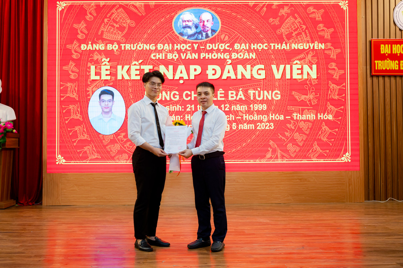 Tùng không ngừng nỗ lực, rèn luyện bản thân, phấn đấu để được đứng trong hàng ngũ Đảng Cộng sản Việt Nam. Tùng không ngừng nỗ lực, rèn luyện bản thân, phấn đấu để được đứng trong hàng ngũ Đảng Cộng sản Việt Nam.