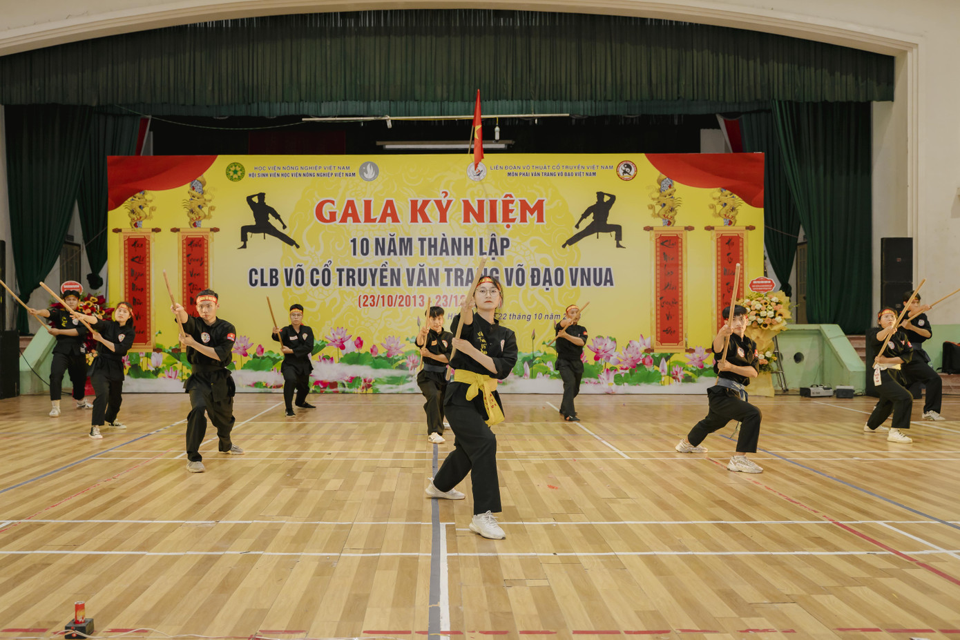 Màn biểu diễn võ thuật của câu lạc bộ Văn trang võ đạo Học viện Nông nghiệp Việt Nam. Màn biểu diễn võ thuật của câu lạc bộ Văn trang võ đạo Học viện Nông nghiệp Việt Nam.