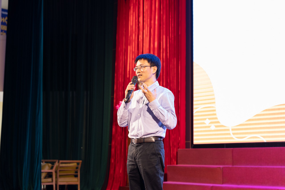 Phát biểu khai mạc chương trình, nhà báo Nguyễn Tuấn Anh nêu cao tầm quan trọng của xây dựng thương hiệu cá nhân.