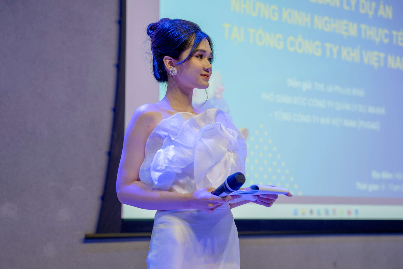 Bố mẹ luôn tin tưởng và ủng hộ mọi quyết định và hành trình của Yến. Bố mẹ luôn tin tưởng và ủng hộ mọi quyết định và hành trình của Yến.