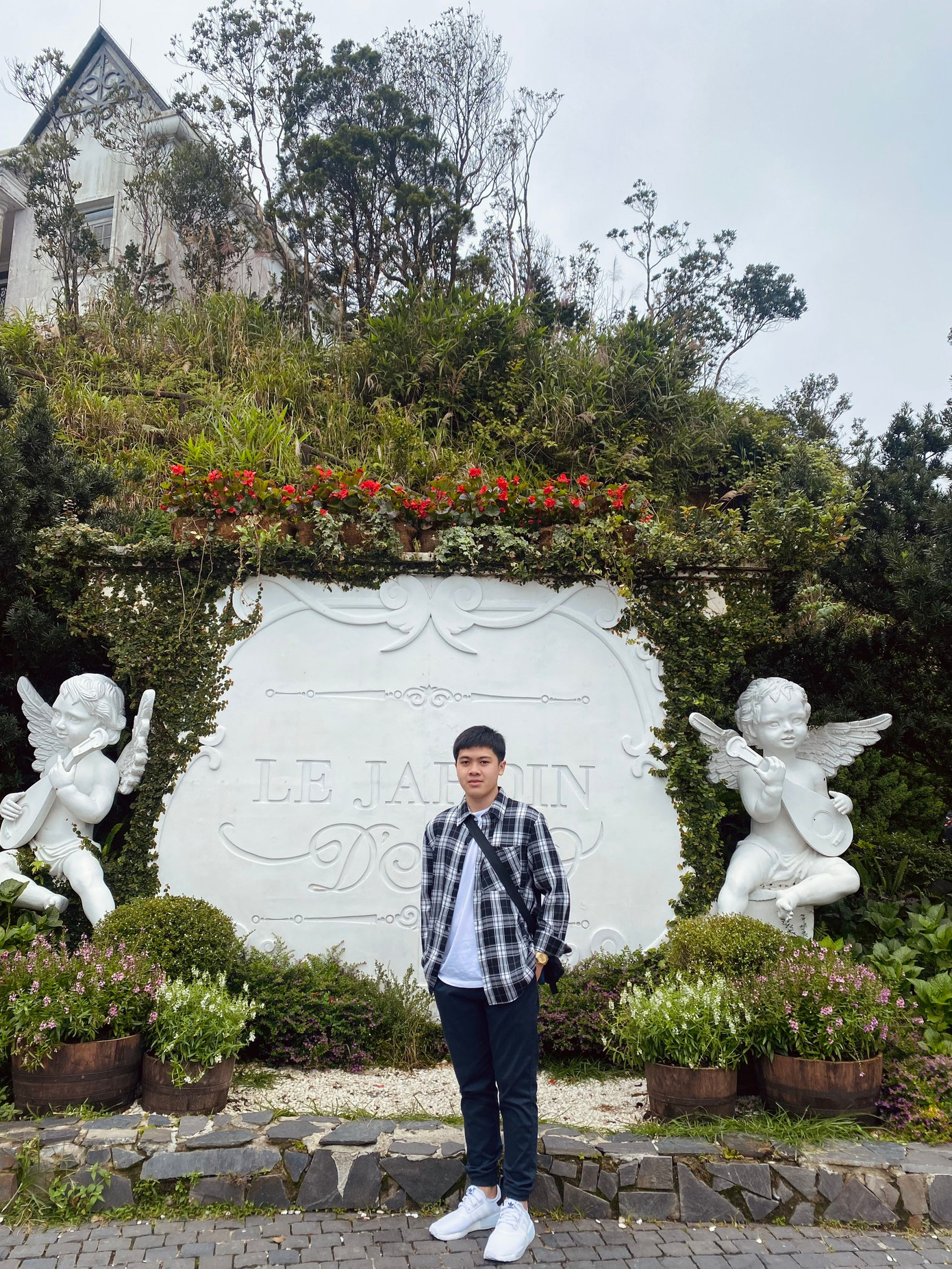 Phongsavanh Bounthavong (Ken) sinh ra và lớn lên tại thủ đô Viêng Chăn, Lào. Phongsavanh Bounthavong (Ken) sinh ra và lớn lên tại thủ đô Viêng Chăn, Lào.