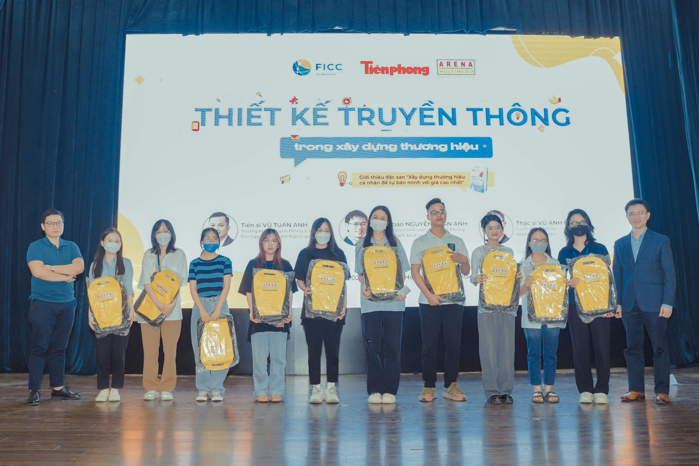 Các bạn sinh viên may mắn nhận được quà tặng từ Ban tổ chức.