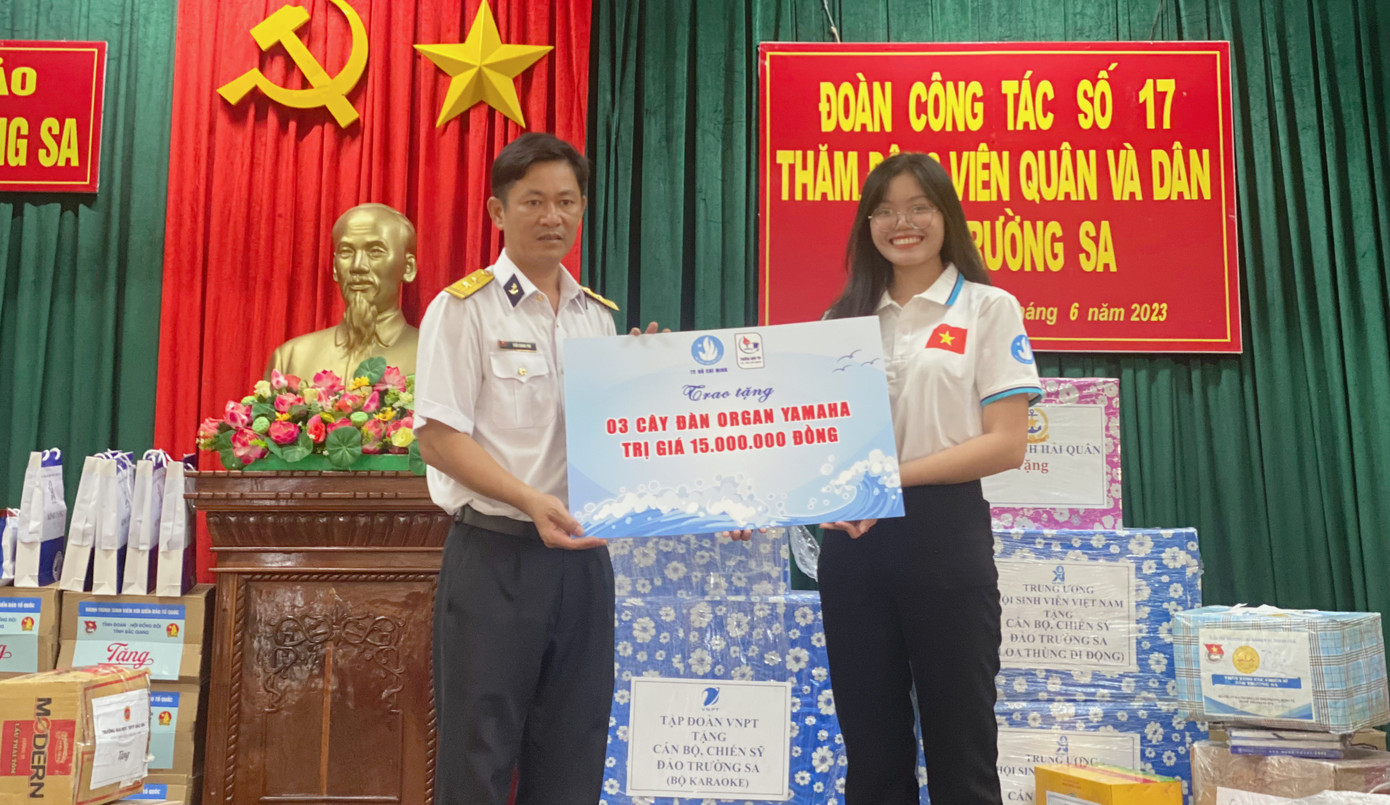 Món quà từ trường Cao đẳng Sư phạm Trung ương Thành phố Hồ Chí Minh được trao đến tận tay các chiến sĩ ở Trường Sa.