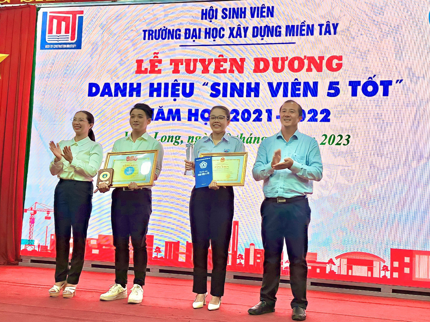 Phước Trung (thứ hai từ trái sang) trong Lễ tuyên dương Danh hiệu "Sinh viên 5 tốt" năm học 2021 - 2022. Phước Trung (thứ hai từ trái sang) trong Lễ tuyên dương Danh hiệu "Sinh viên 5 tốt" năm học 2021 - 2022.