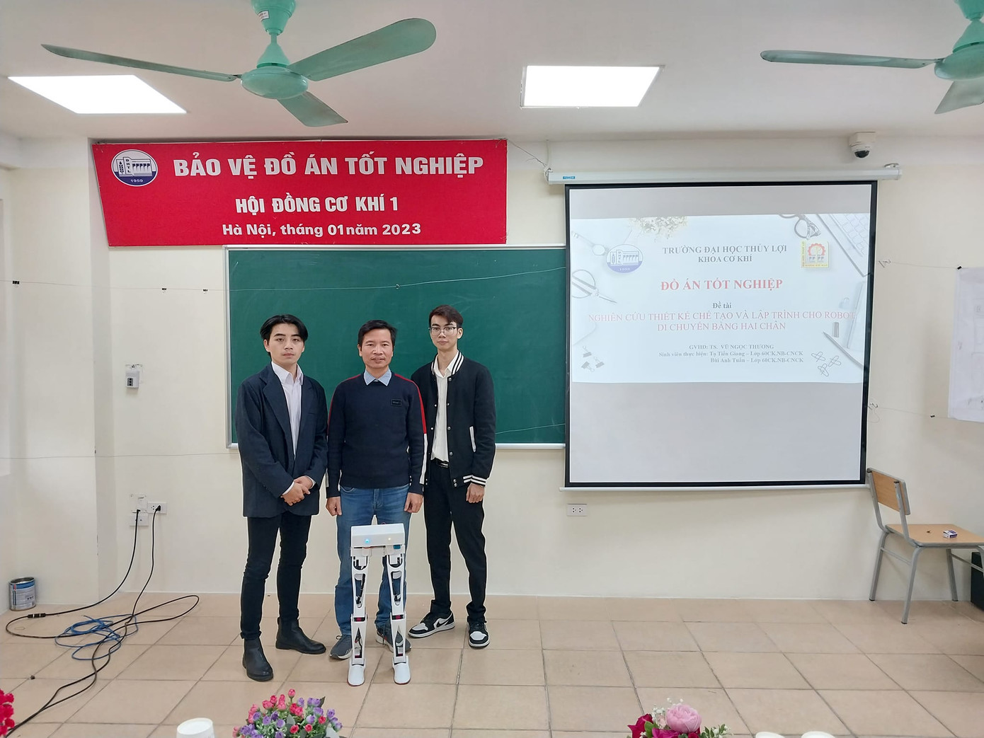 Nhóm đề tài nghiên cứu chế tạo robot di chuyển bằng 2 chân. Nhóm đề tài nghiên cứu chế tạo robot di chuyển bằng 2 chân.