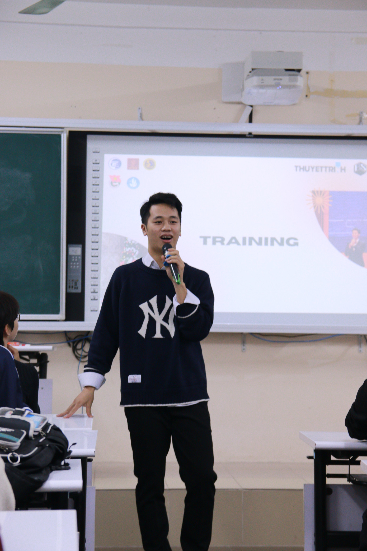 Chí Thành tham gia training hùng biện. Chí Thành tham gia training hùng biện.