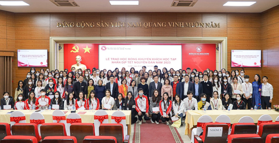 Ngày 6/1, Trường ĐH Ngoại thương đã trang trọng tổ chức Lễ trao học bổng Khuyến khích học tập cho 182 sinh viên có hoàn cảnh khó khăn đạt kết quả tốt trong học tập nhân dịp Tết Nguyên đán Quý Mão năm 2023 tại Trụ sở chính Hà Nội, Cơ sở TP. HCM và Cơ sở Quảng Ninh.