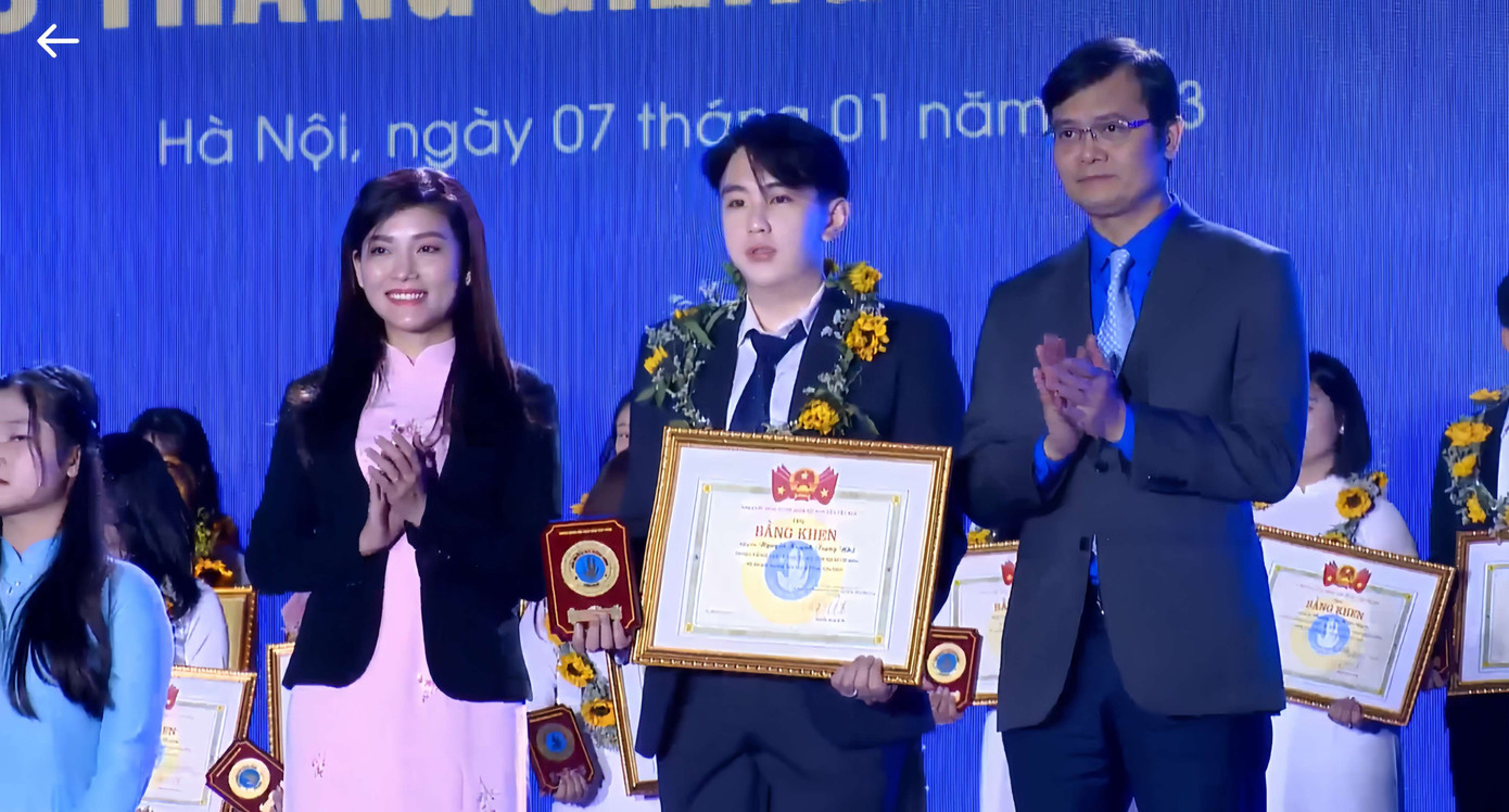 Tuấn Long nhận giải thưởng Sao tháng Giêng năm 2022. Tuấn Long nhận giải thưởng Sao tháng Giêng năm 2022.