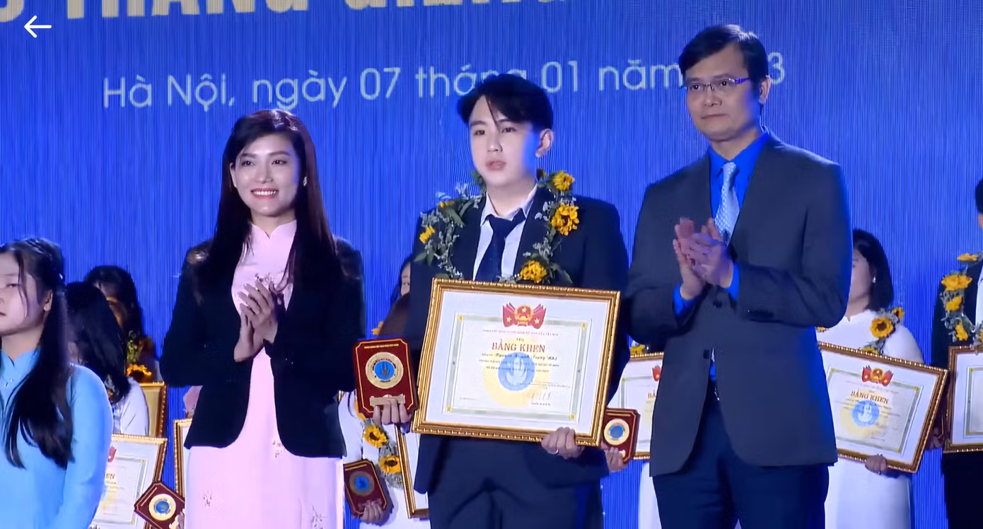 Tuấn Long nhận giải thưởng Sao tháng Giêng năm 2022.
