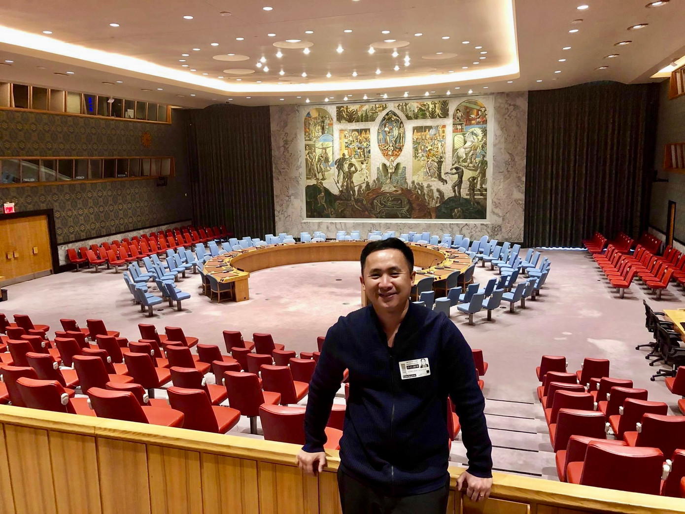 Thầy Đồng Anh tại phòng họp Hội đồng Bảo An Liên Hợp Quốc UN. Thầy Đồng Anh tại phòng họp Hội đồng Bảo An Liên Hợp Quốc UN.