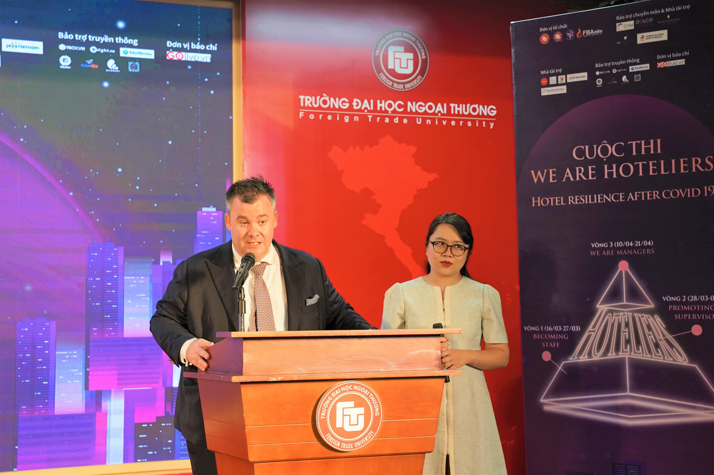 Ông David Pearson - Giám đốc khu vực Sale và Marketing Khách sạn InterContinental Hanoi Westlake - đại diện tài trợ và nhà bảo trợ chuyên môn phát biểu tại chương trình. Ông David Pearson - Giám đốc khu vực Sale và Marketing Khách sạn InterContinental Hanoi Westlake - đại diện tài trợ và nhà bảo trợ chuyên môn phát biểu tại chương trình.