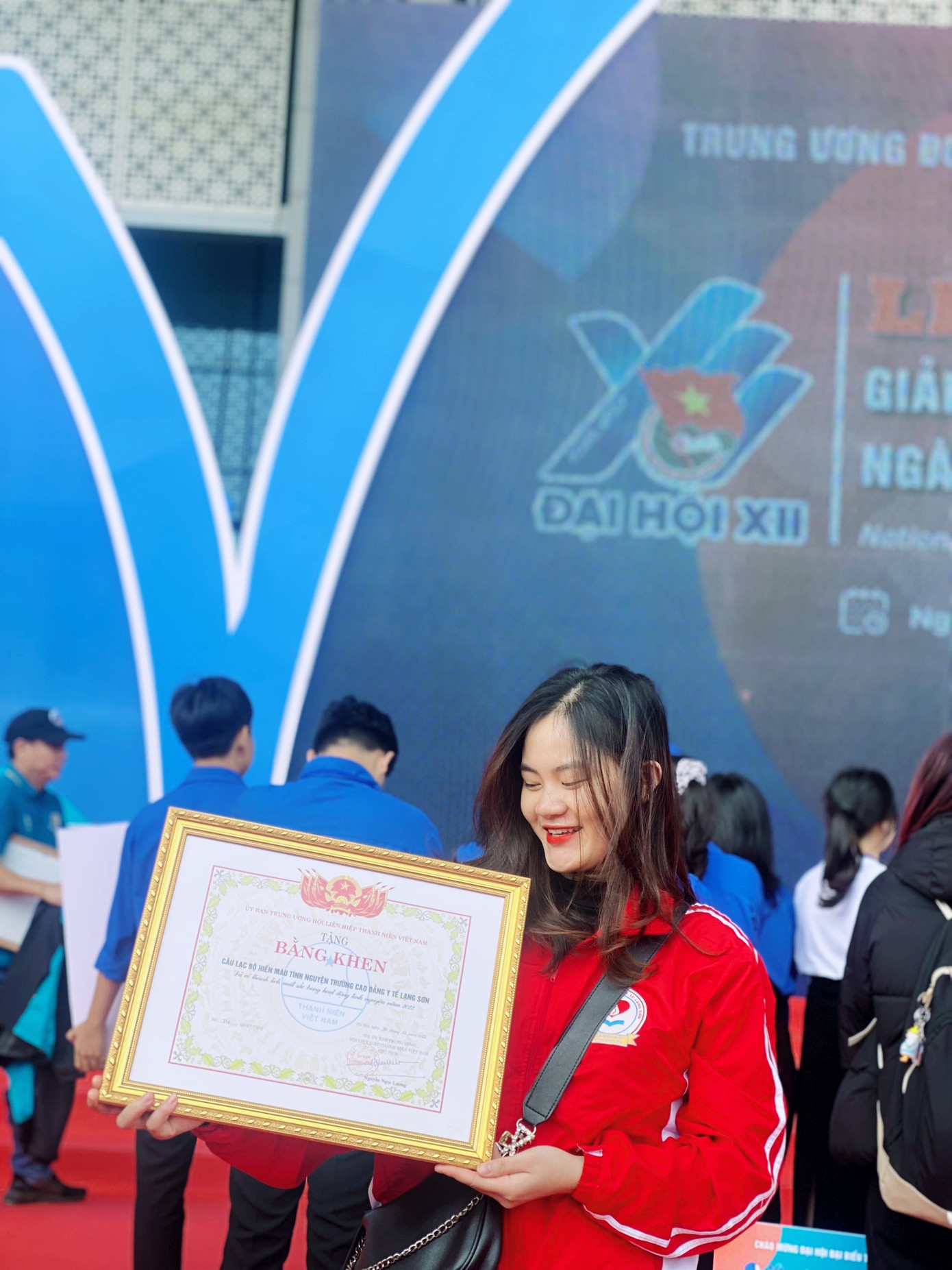 Thanh Liêm vinh dự thay mặt CLB Hiến máu tình nguyện Trường Cao đẳng Y tế Lạng Sơn nhận bằng khen của Ủy Ban Trung ương Hội Liên hiệp Thanh niên Việt Nam.