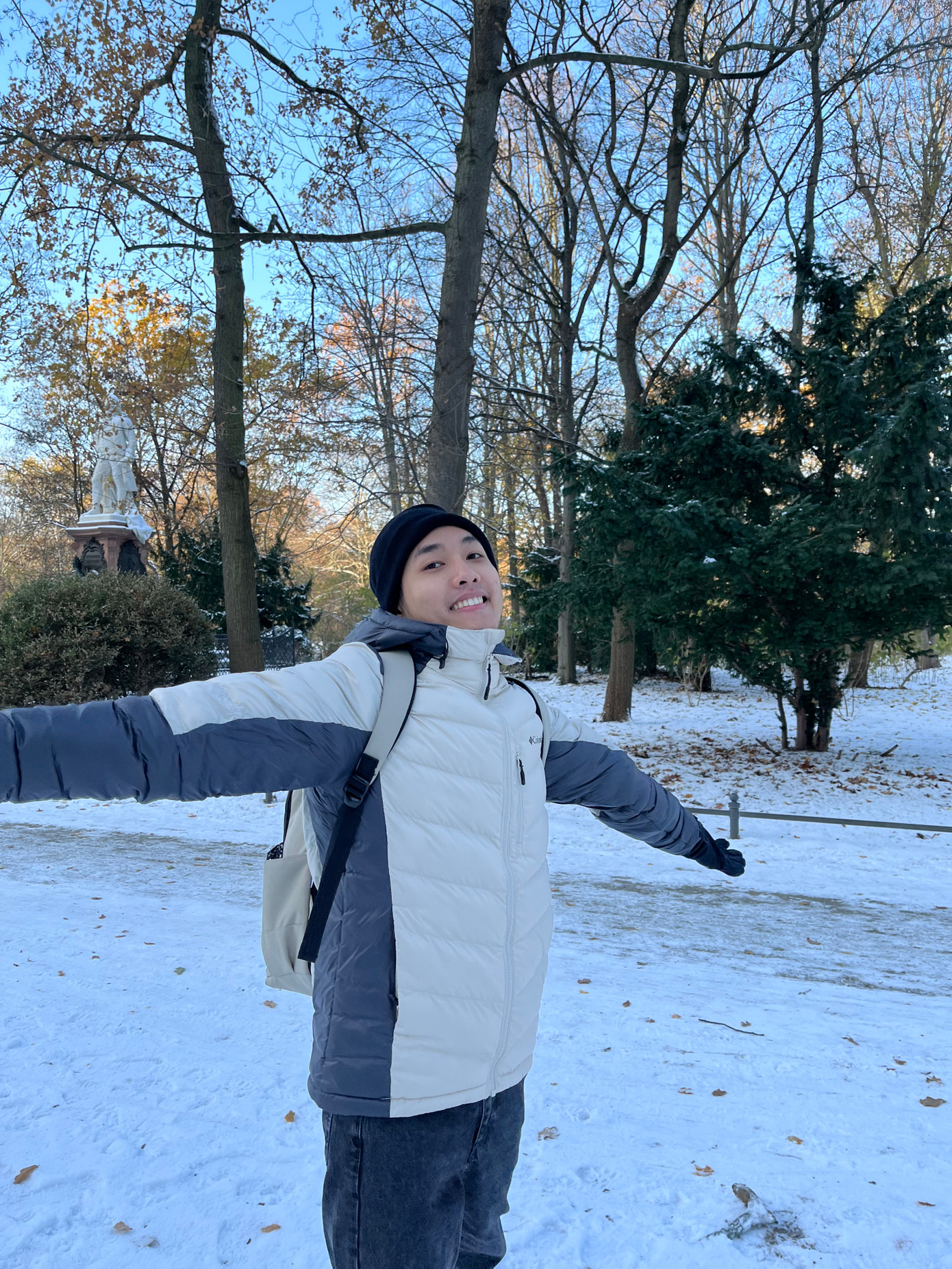 Bên cạnh thời gian học tập căng thẳng, Khang thường tranh thủ các thời gian nghỉ cuối tuần để du lịch.