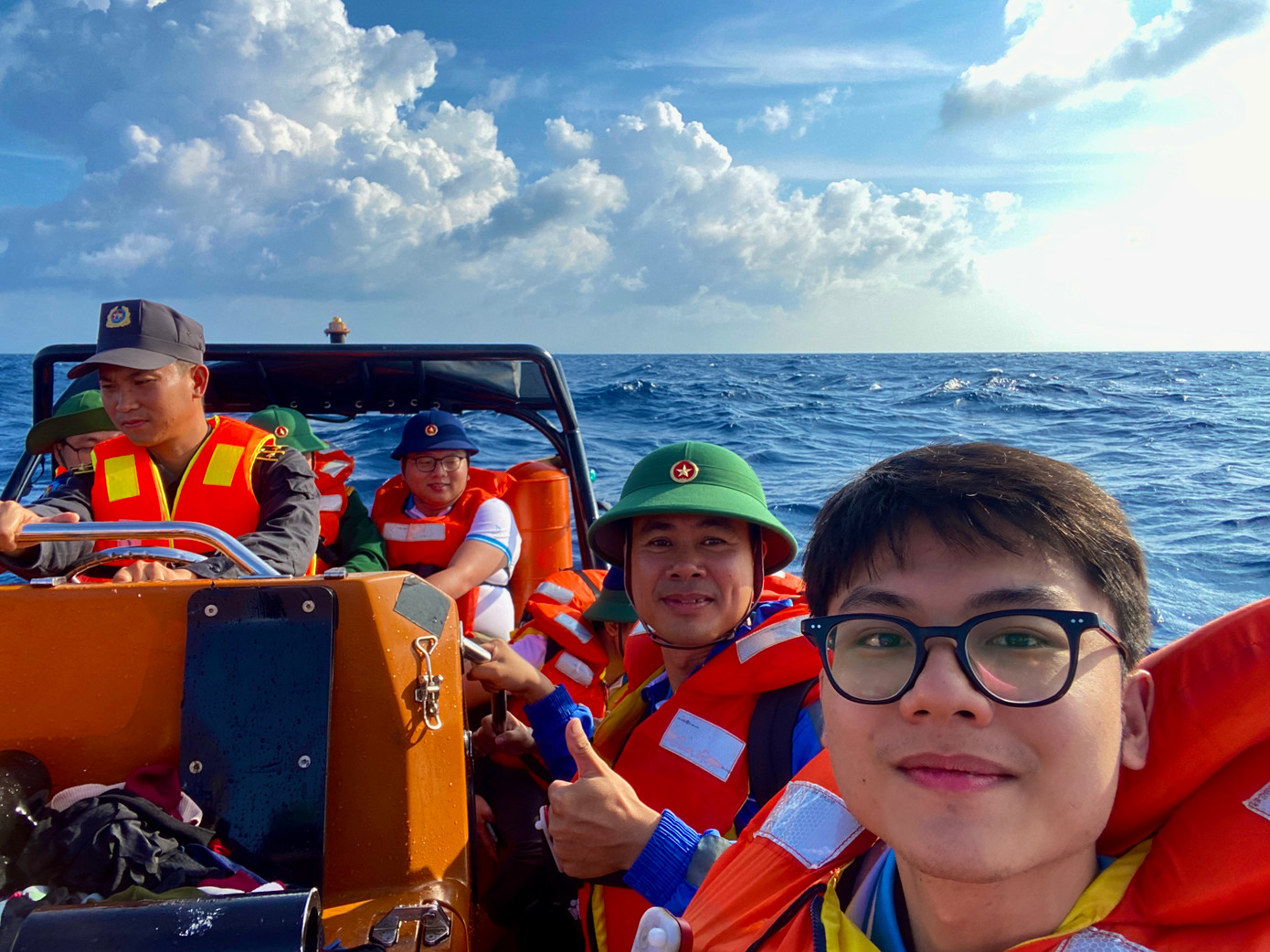 Chuyến hải trình sinh viên với biển đảo Tổ quốc đến với quần đảo Trường Sa (tỉnh Khánh Hòa). Chuyến hải trình sinh viên với biển đảo Tổ quốc đến với quần đảo Trường Sa (tỉnh Khánh Hòa).