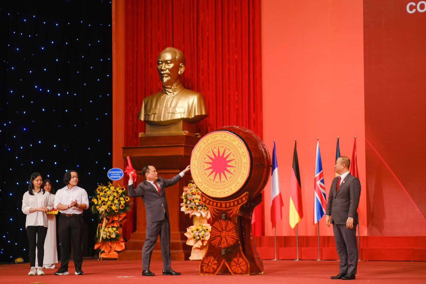 PGS, TS. Lê Trung Thành – Hiệu trưởng Nhà trường đánh trống khai giảng năm học mới. Ảnh: Lê Vượng