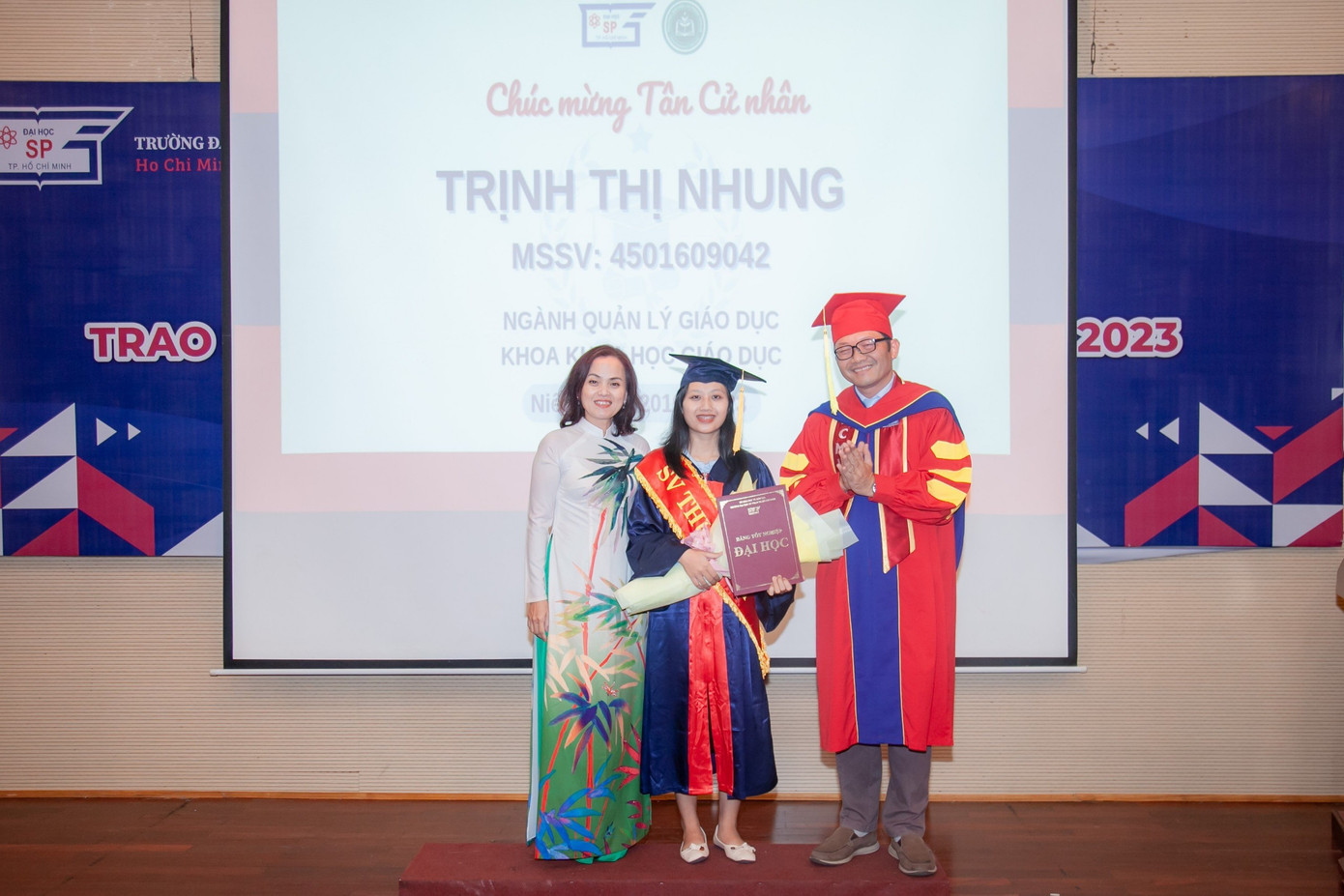 Cô gái 22 tuổi vừa tốt nghiệp thủ khoa trường Đại học Sư phạm TP.HCM và là một trong những gương mặt sinh viên truyền cảm hứng cho các bạn trong lớp khi giành được học bổng ở 4 học kỳ liên tiếp xếp loại xuất sắc.