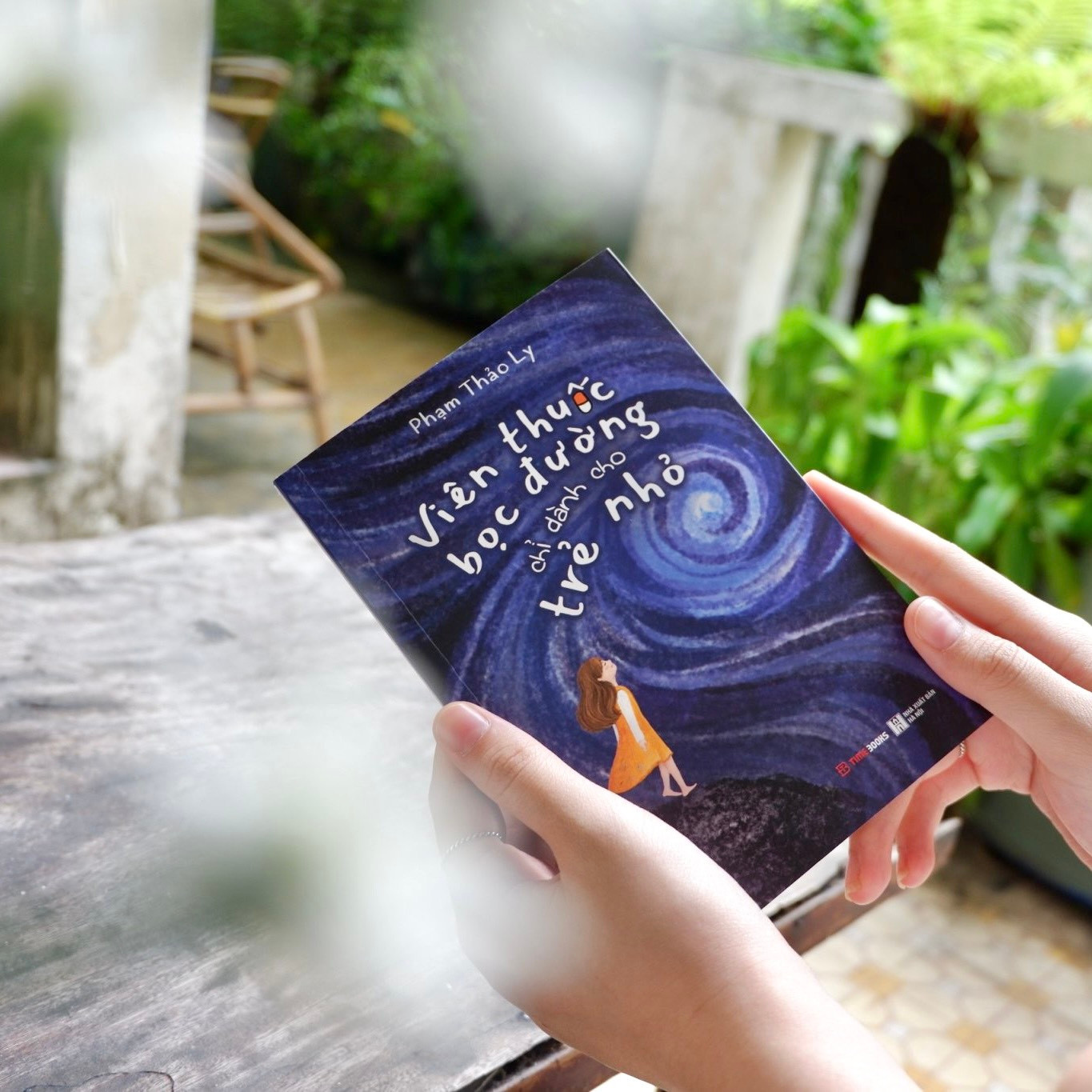 Cuốn sách đầu tay của Thảo Ly ở tuổi 21. Cuốn sách đầu tay của Thảo Ly ở tuổi 21.