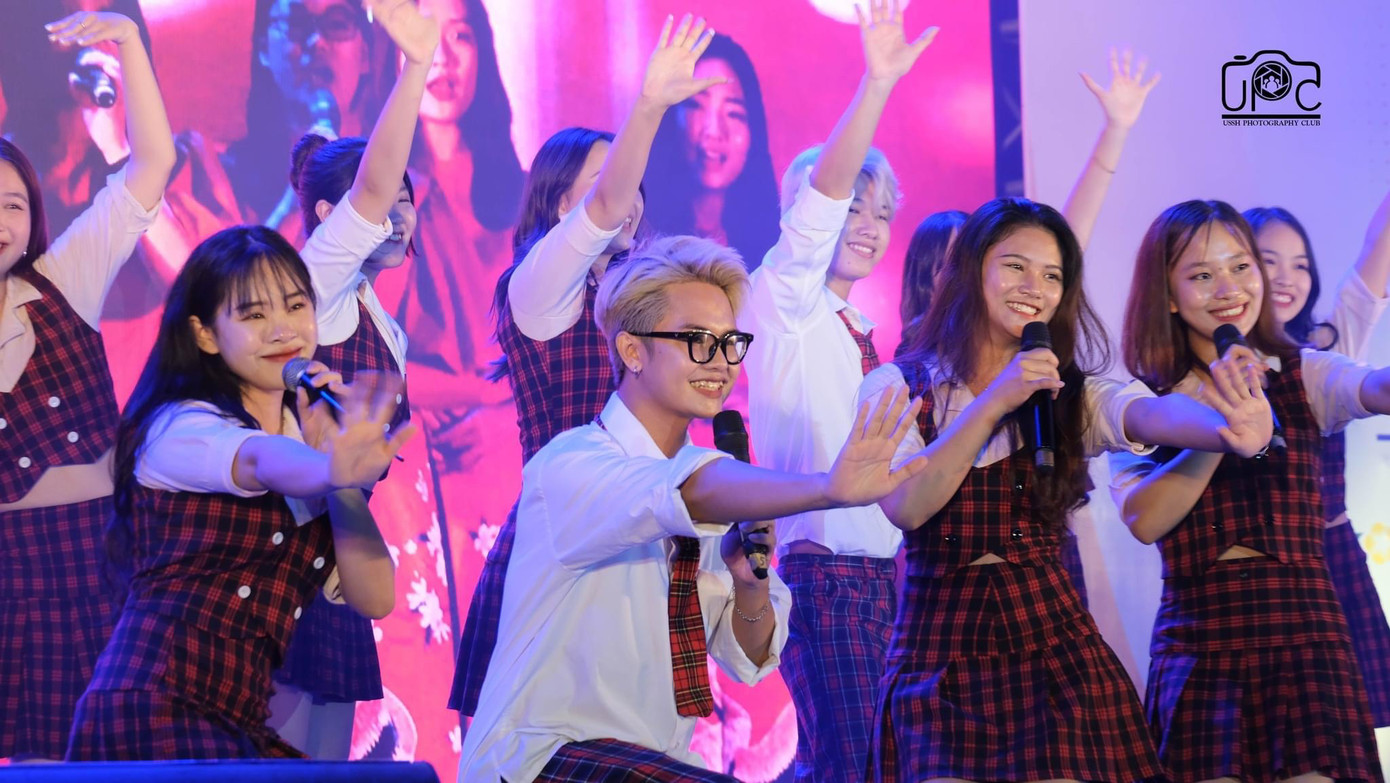 Mọi sân khấu đều là nơi Nam nhiệt huyết với đam mê "cầm mic' và cháy hết mình với nghệ thuật. Mọi sân khấu đều là nơi Nam nhiệt huyết với đam mê "cầm mic' và cháy hết mình với nghệ thuật.