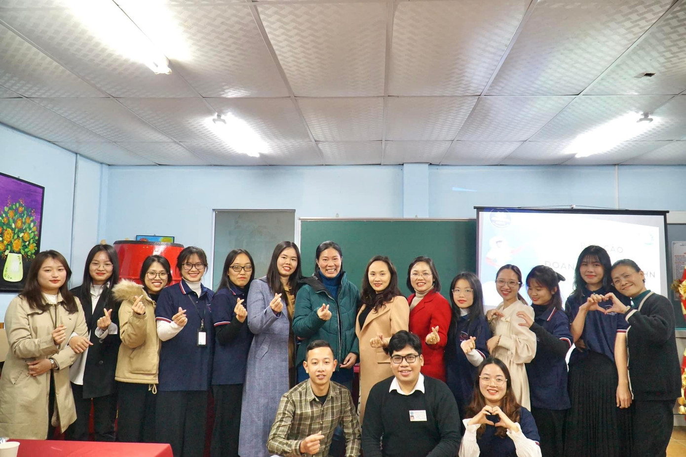 Thạch cùng cô trưởng đoàn và đoàn thực tập tại buổi tổng kết tháng 12/2022.