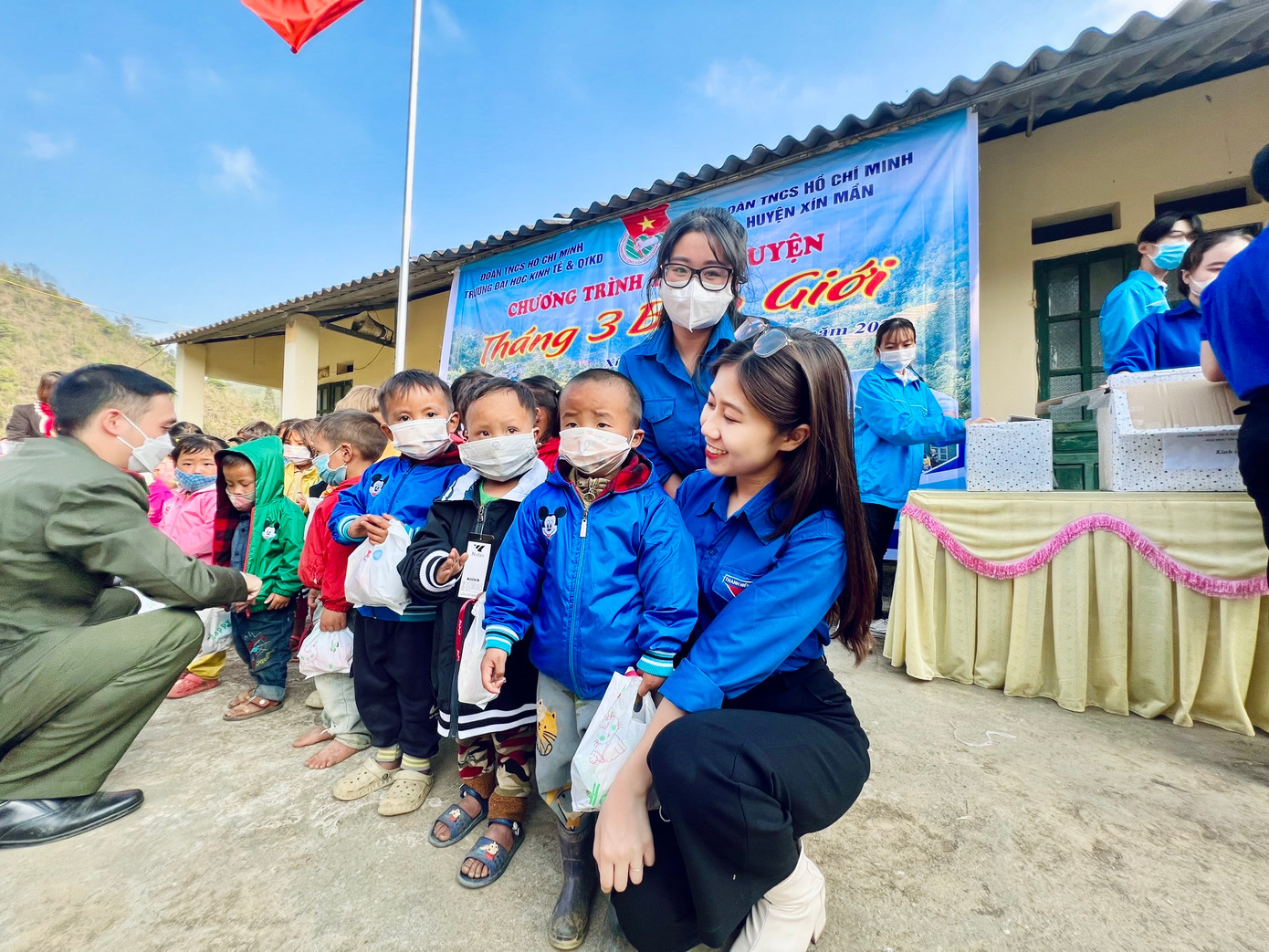 Tham gia chương trình tình nguyện tháng 3 biên giới tại tỉnh Hà Giang. Tham gia chương trình tình nguyện tháng 3 biên giới tại tỉnh Hà Giang.