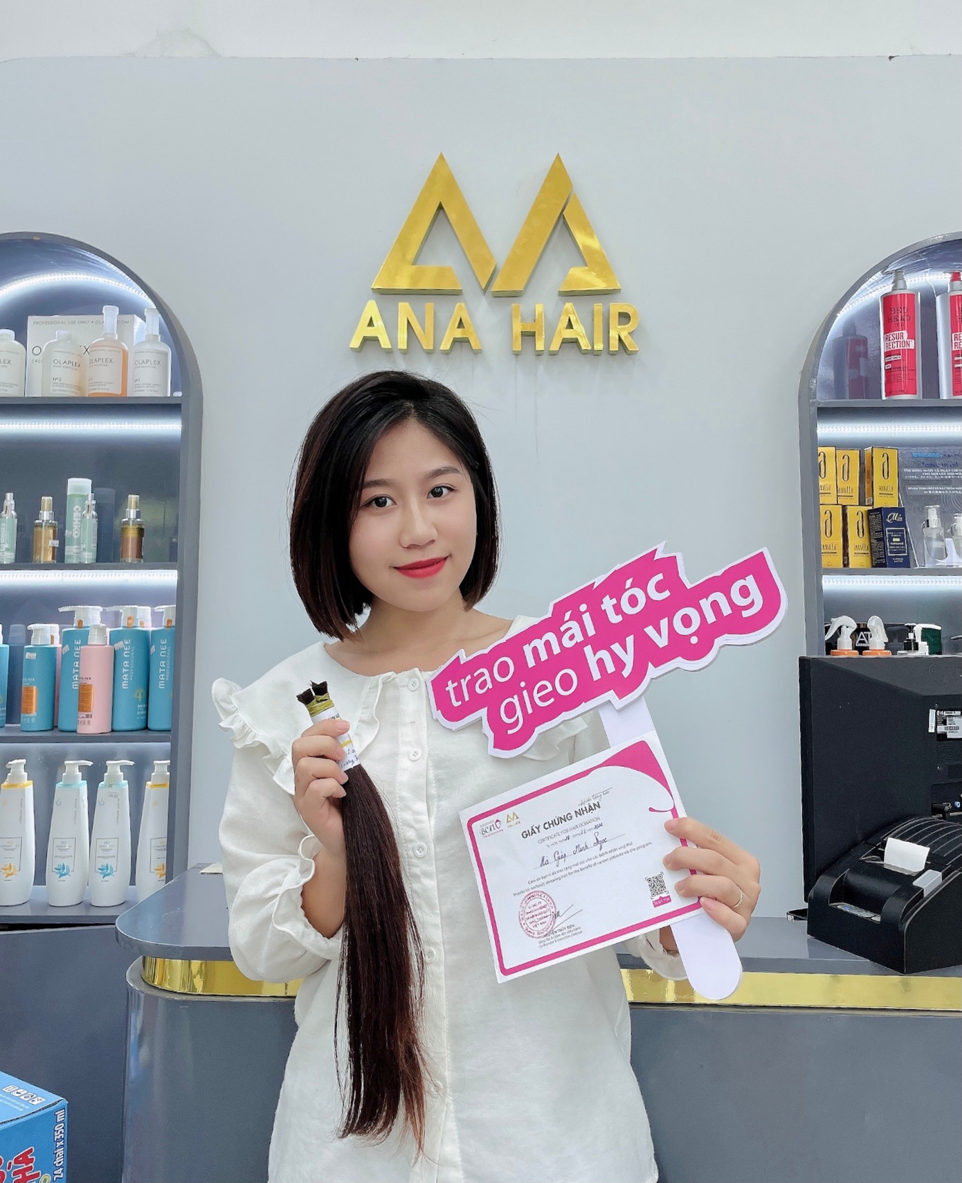 Minh Ngọc tham gia hiến tóc tặng cho các bệnh nhân ung thư. Minh Ngọc tham gia hiến tóc tặng cho các bệnh nhân ung thư.